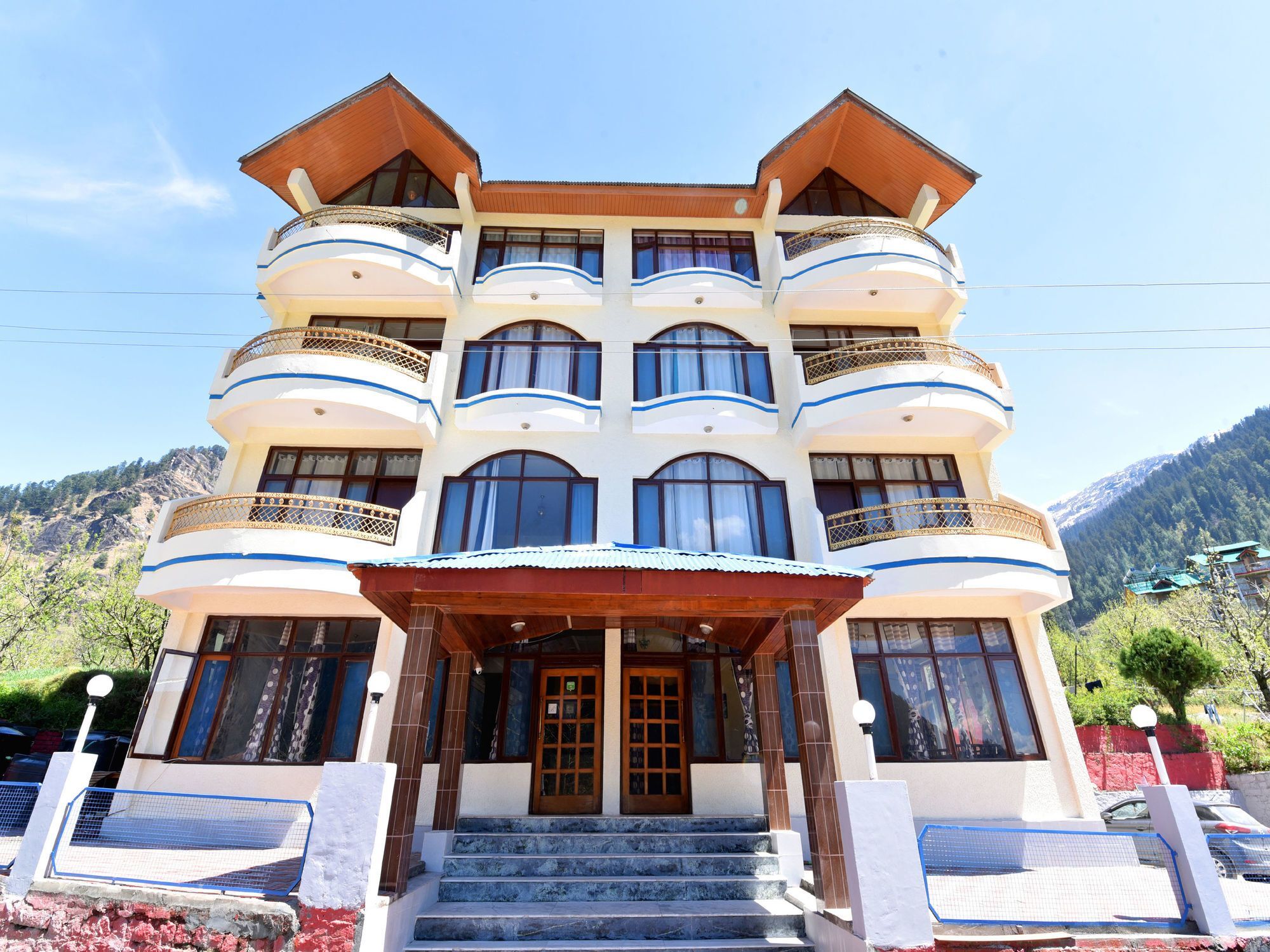 Oyo 12506 Zara And Hotel Manali (Himachal Pradesh)