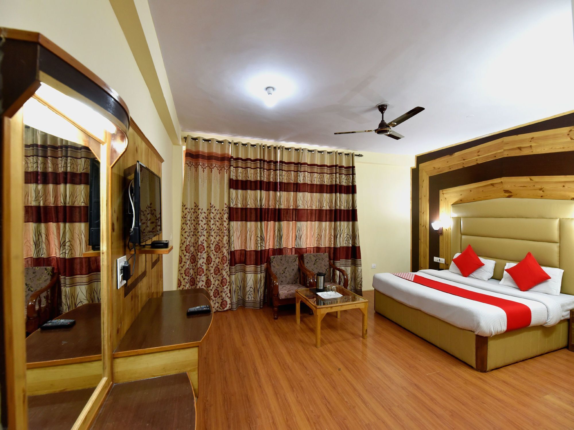 Oyo 12425 Neha Palace 3*