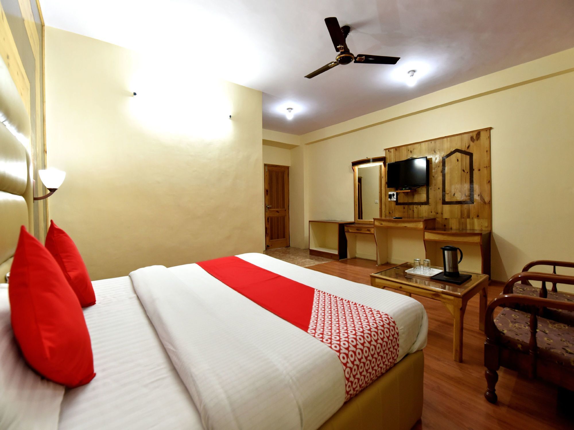 Oyo 12425 Neha Palace Hotel Manali (Himachal Pradesh)
