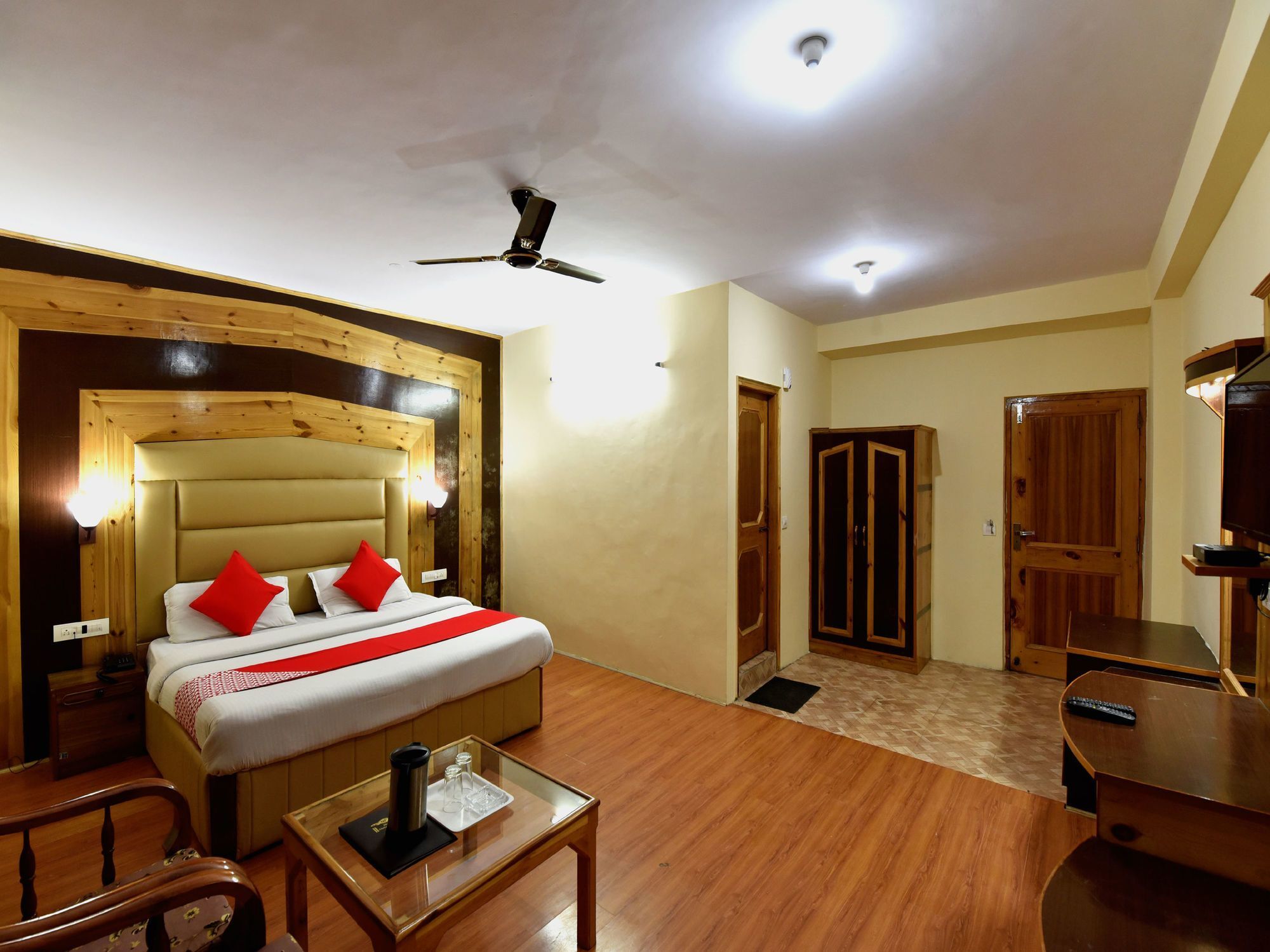 Oyo 12425 Neha Palace Hotel Manali (Himachal Pradesh)