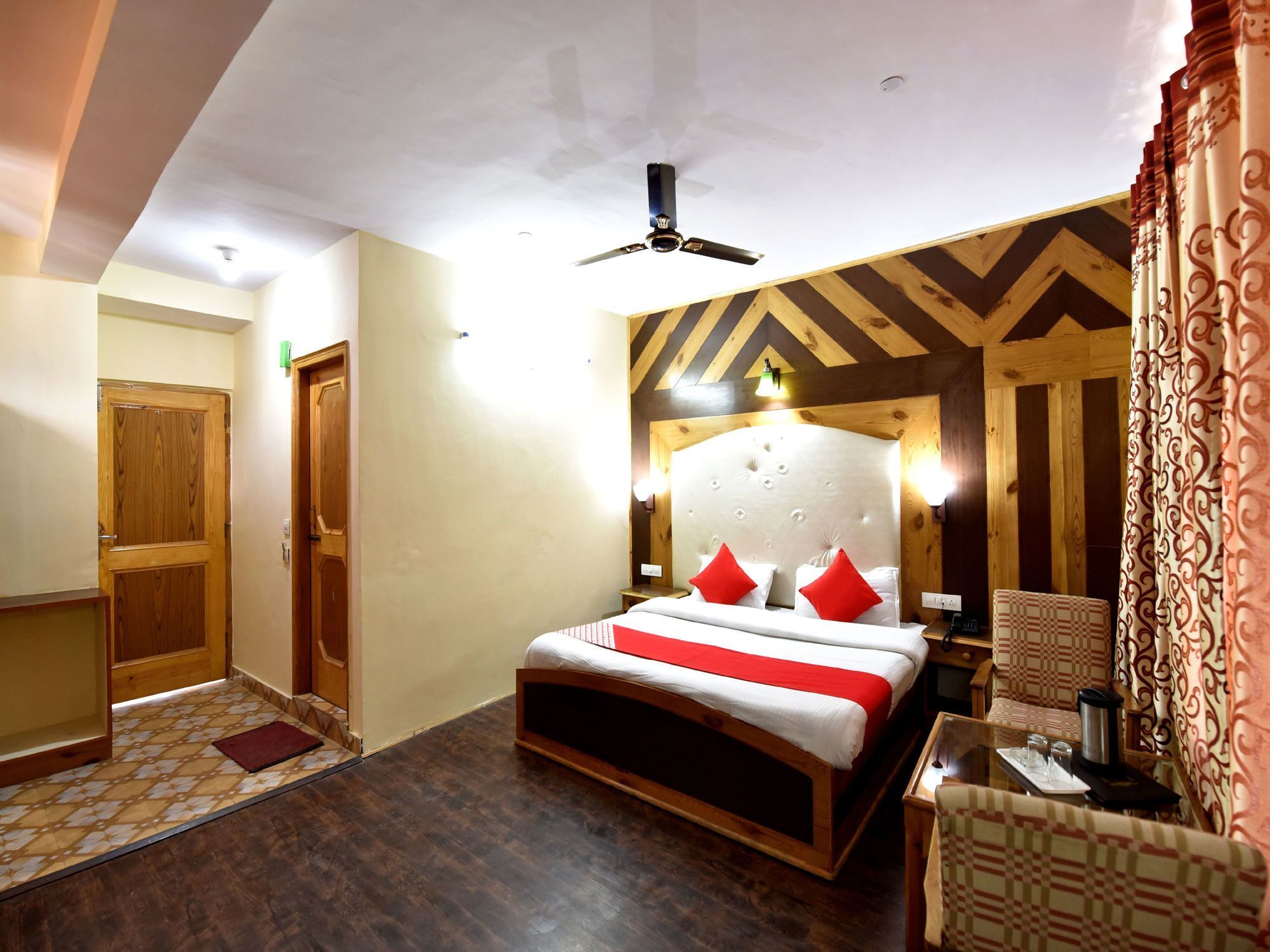 Hotel Oyo 12425 Neha Palace