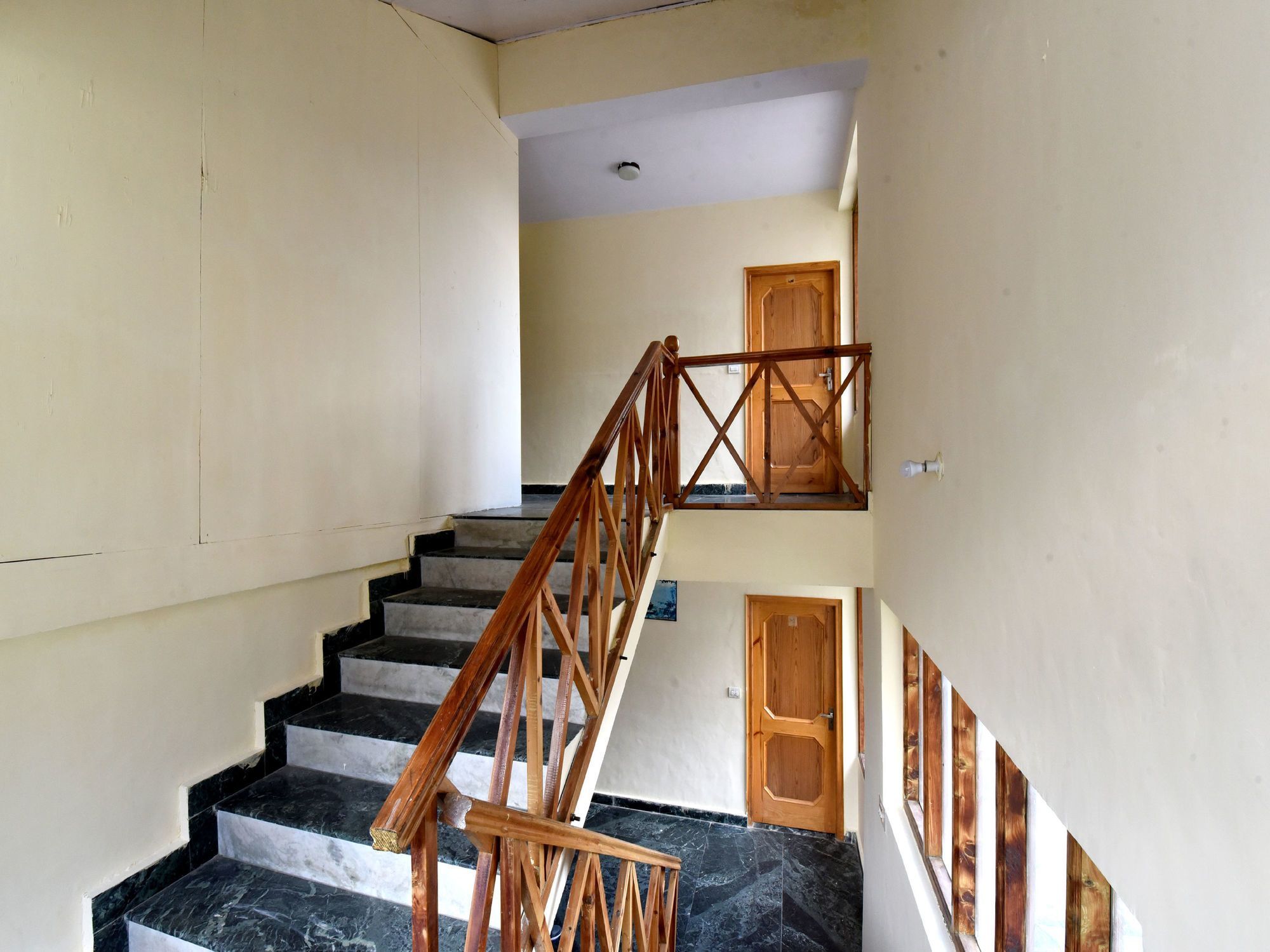 Oyo 12425 Neha Palace Hotel Manali (Himachal Pradesh)