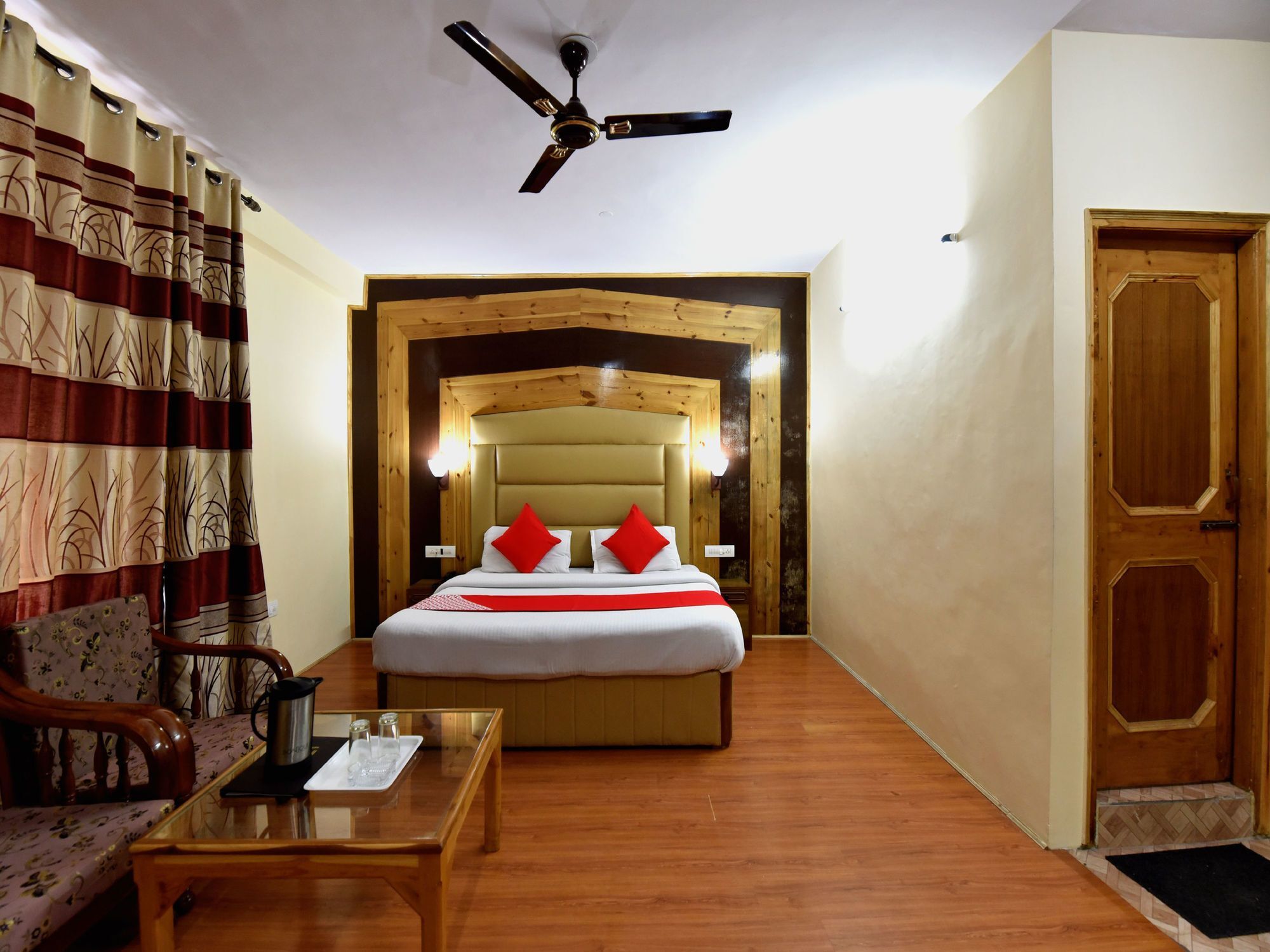 Hotel Oyo 12425 Neha Palace 3*