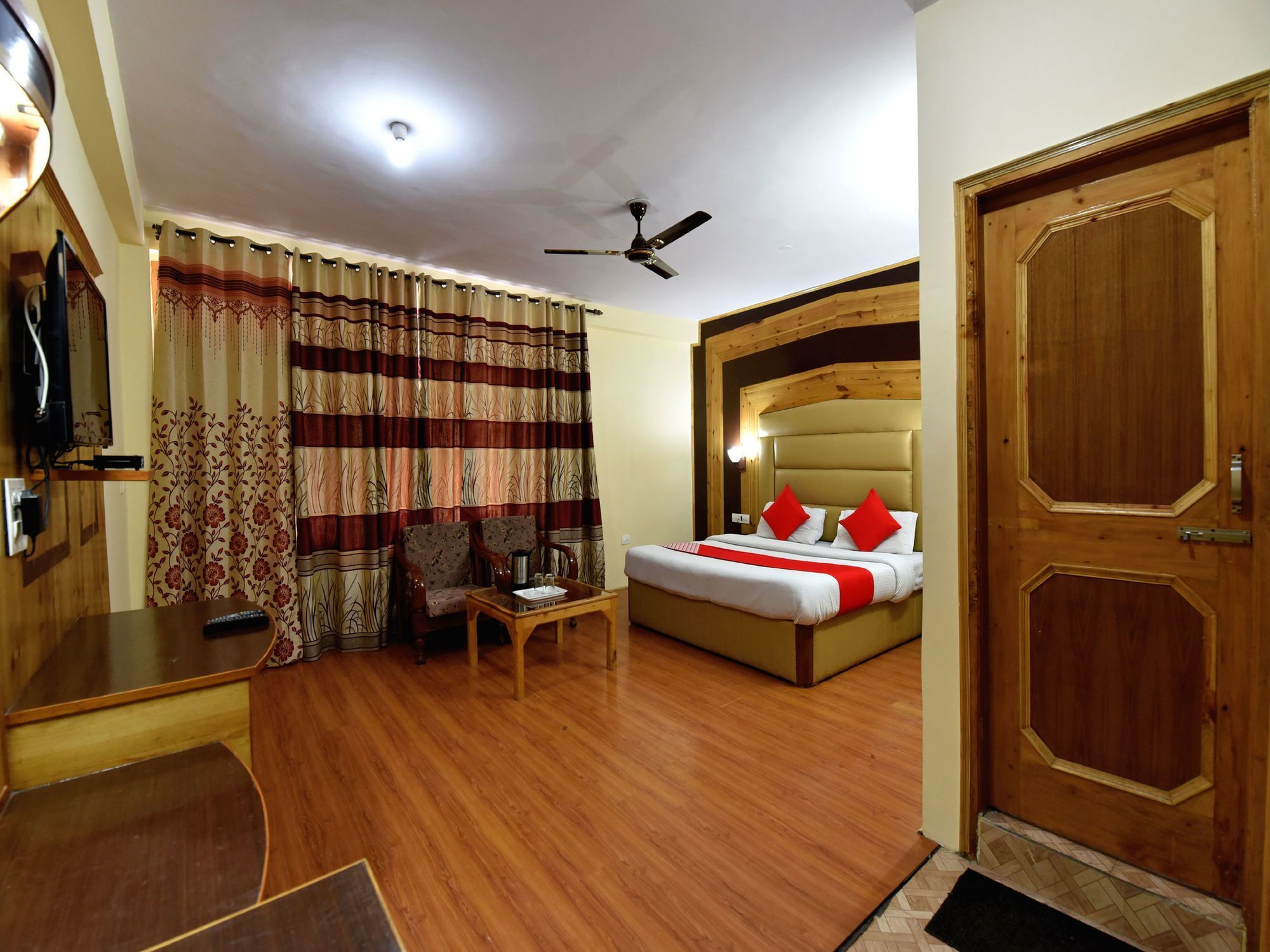 Oyo 12425 Neha Palace Hotel Manali (Himachal Pradesh)