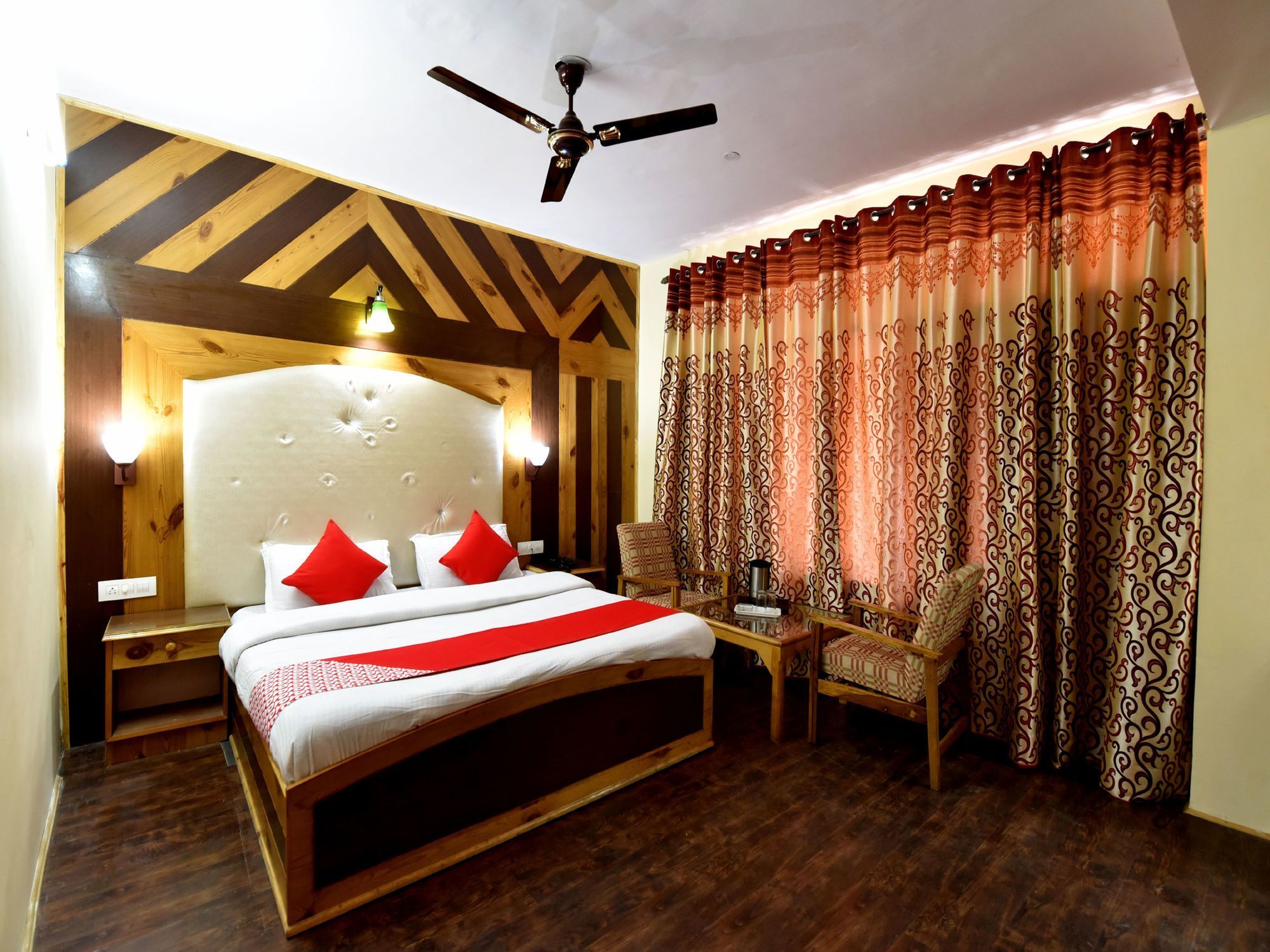 Hotel Oyo 12425 Neha Palace