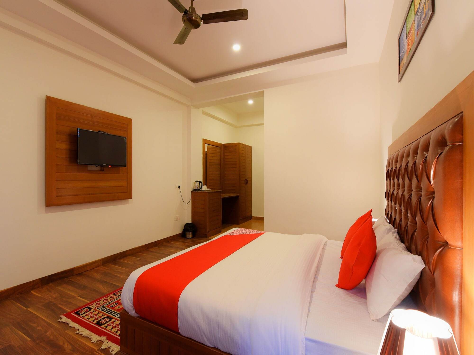 Hotel Oyo 17003 The Spruce Mansion 2*