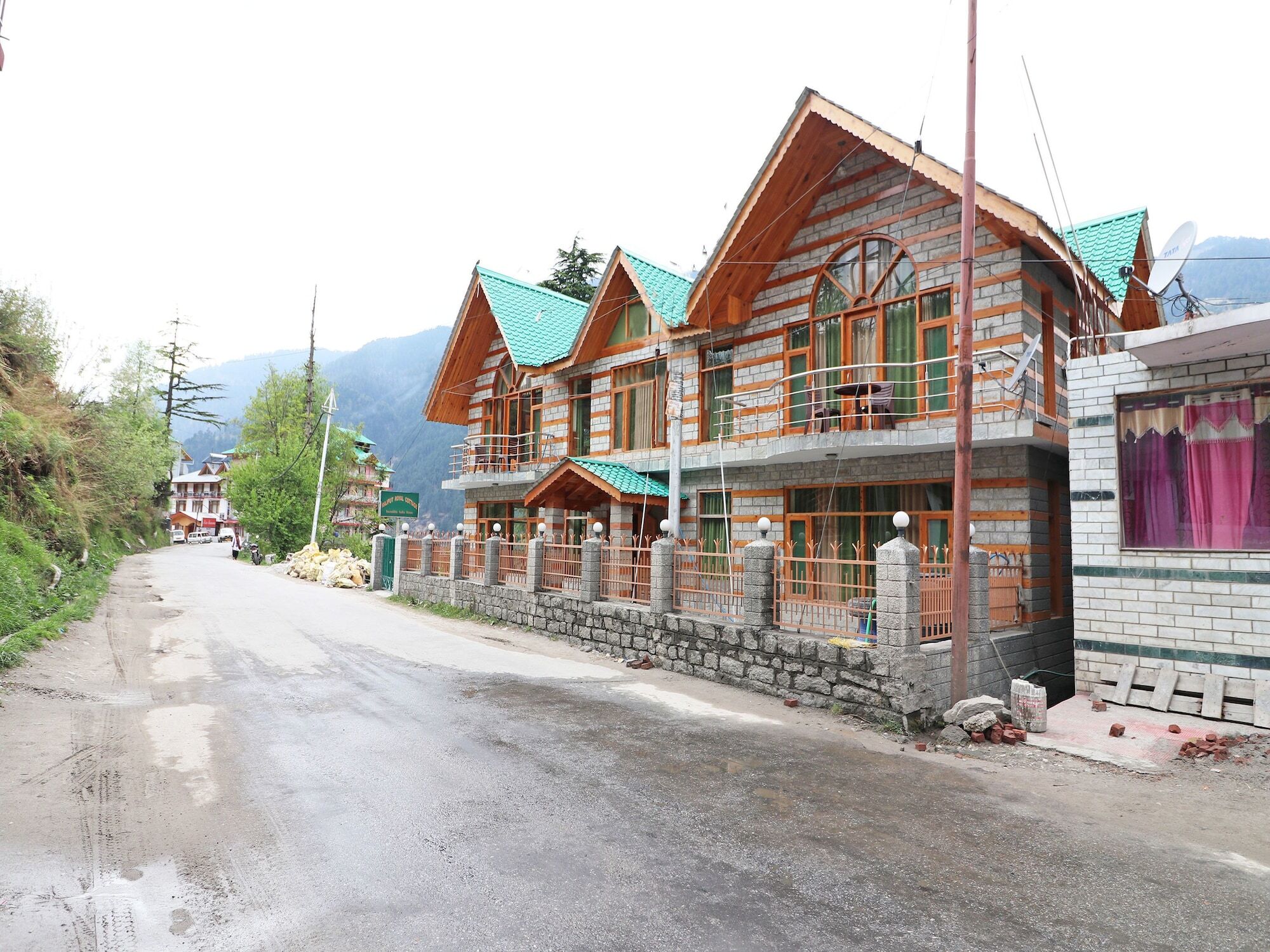 Oyo 13715 Exotic River View Naggar Road * Manali (Himachal Pradesh)