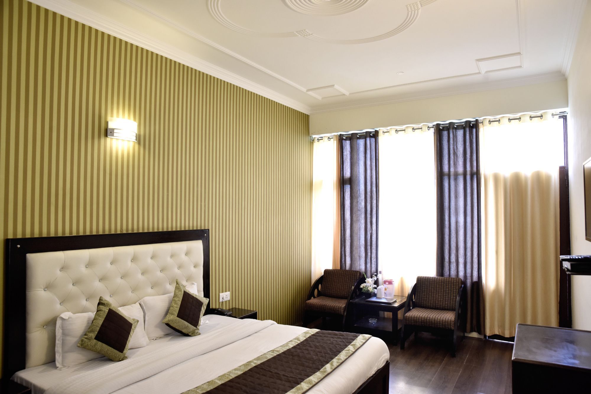 Oyo 10186 Holidays Hotel