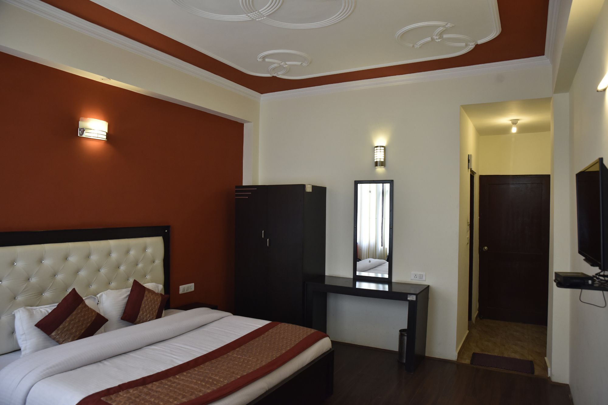 Oyo 10186 Holidays Hotel