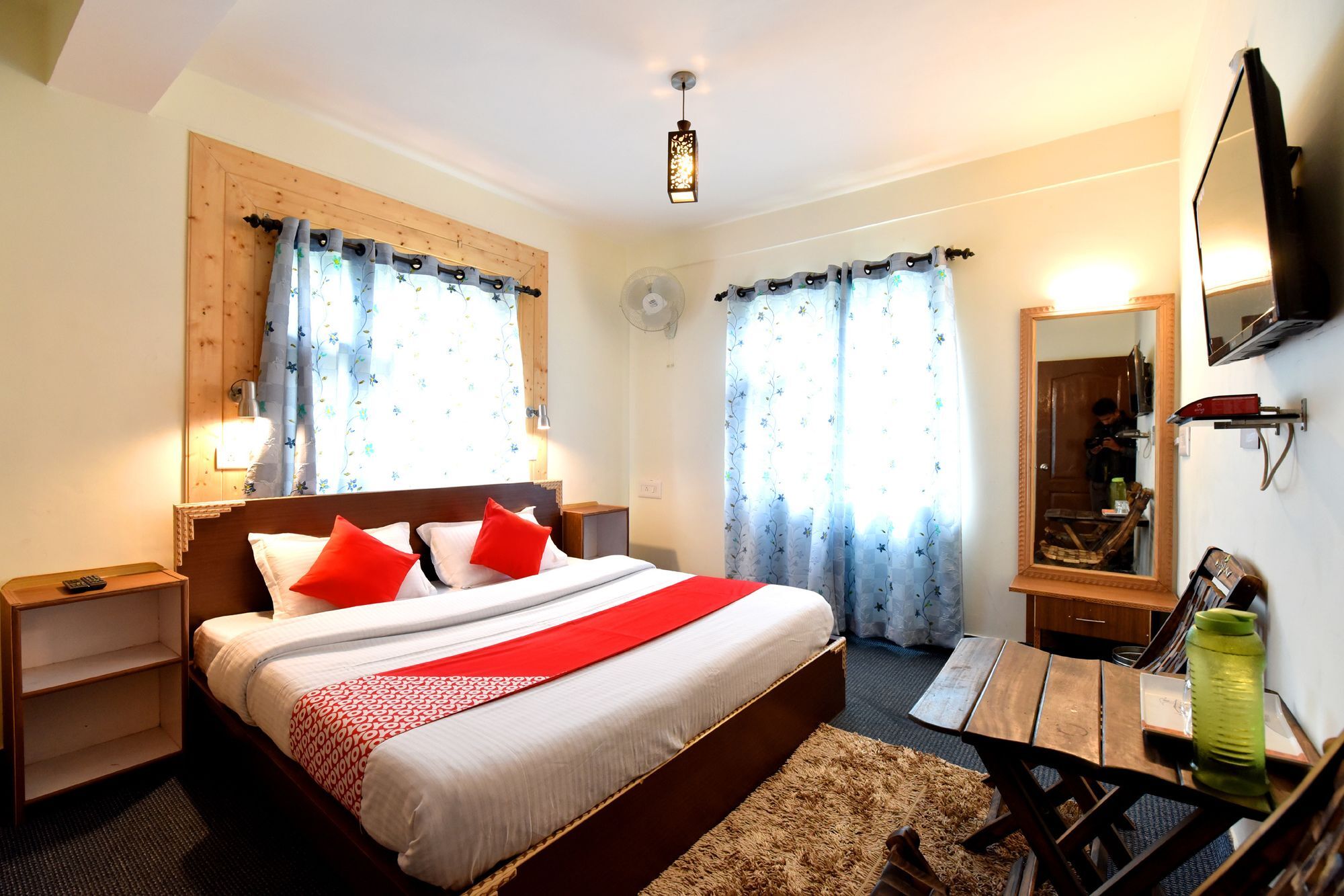 Oyo 13337 Valley View 2bhk Naggar Road Apartment *