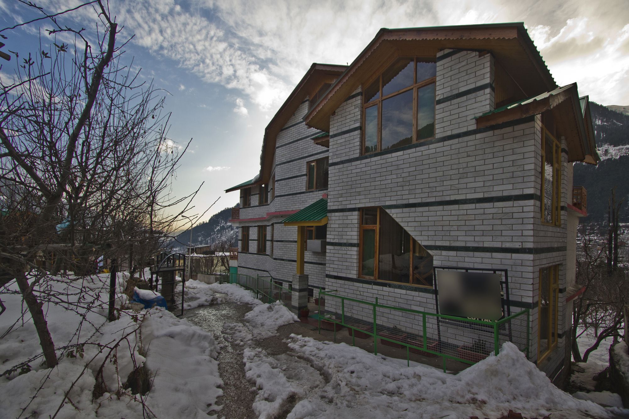 Hotel Mountain Face Manali (Himachal Pradesh)