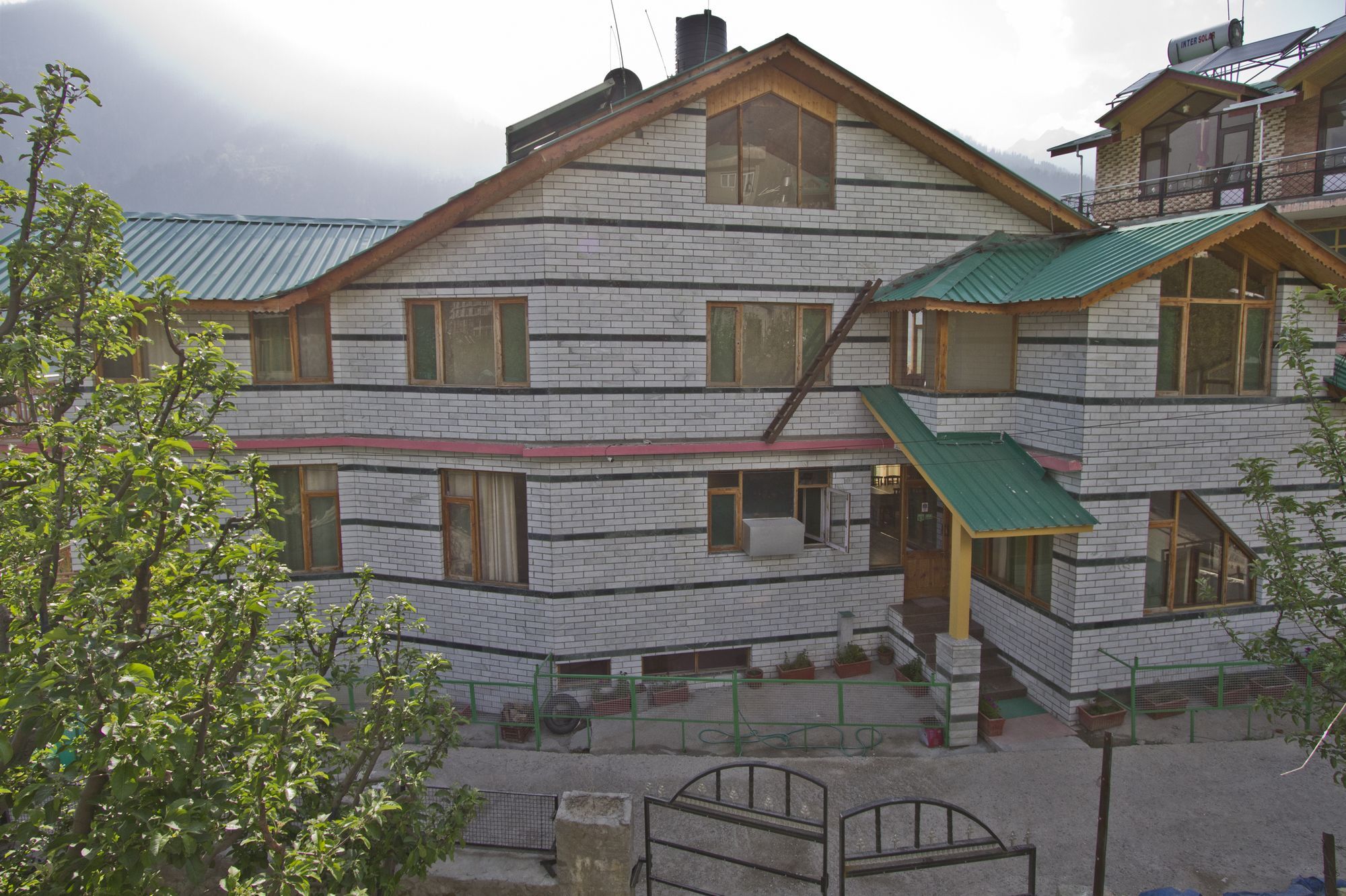 Mountain Face Hotel 3*