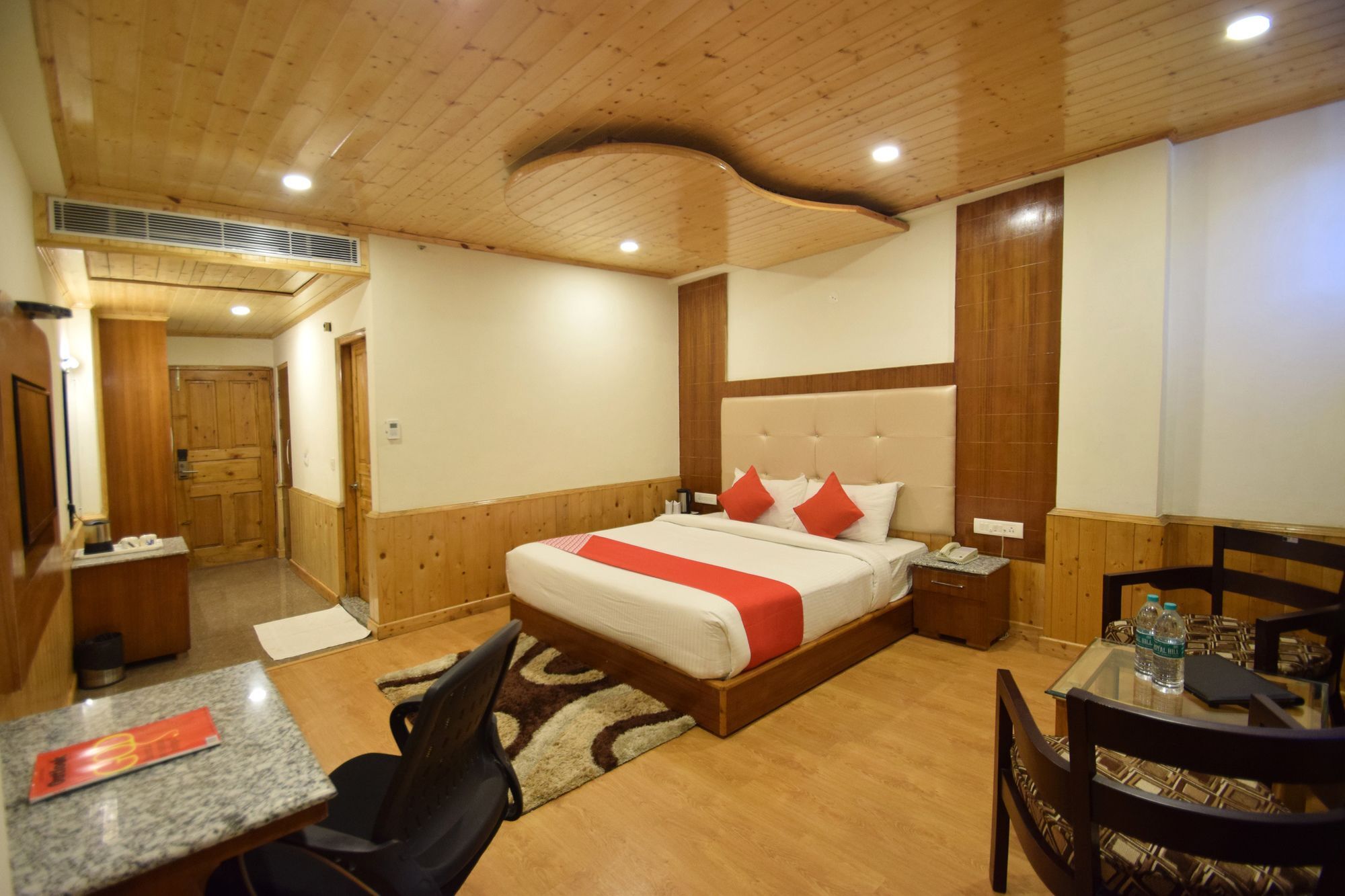 Oyo 11618 Sarthak Regency Hotel 3*