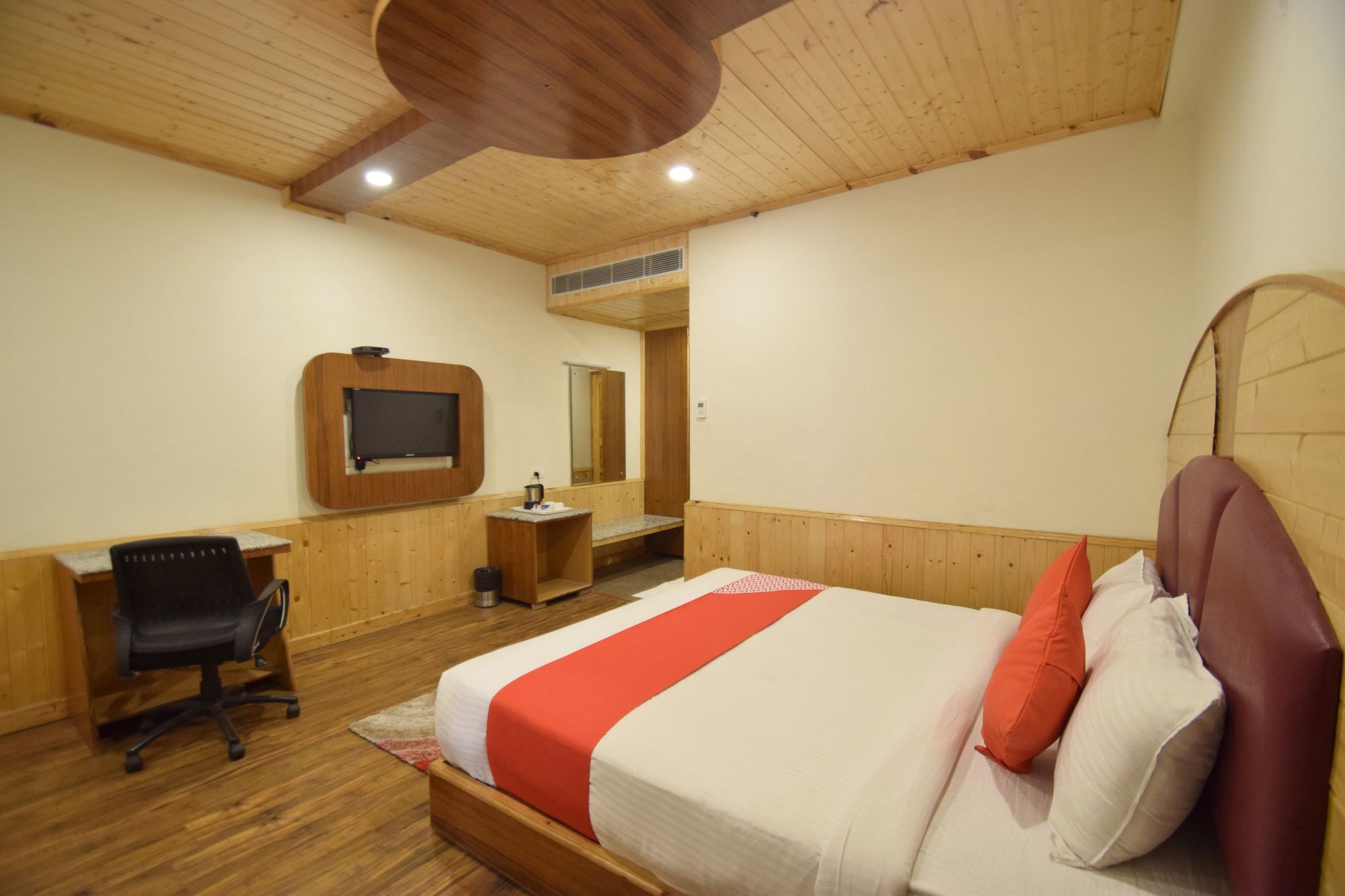 Oyo 11618 Sarthak Regency Hotel