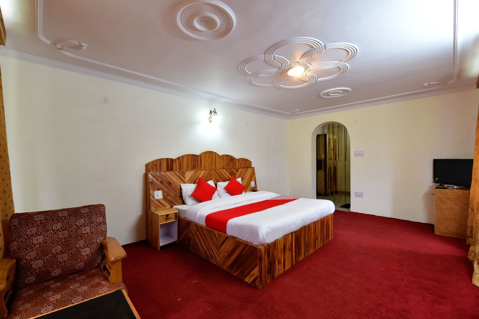 Oyo 13232 Red Rose Bed & Breakfast Manali (Himachal Pradesh)