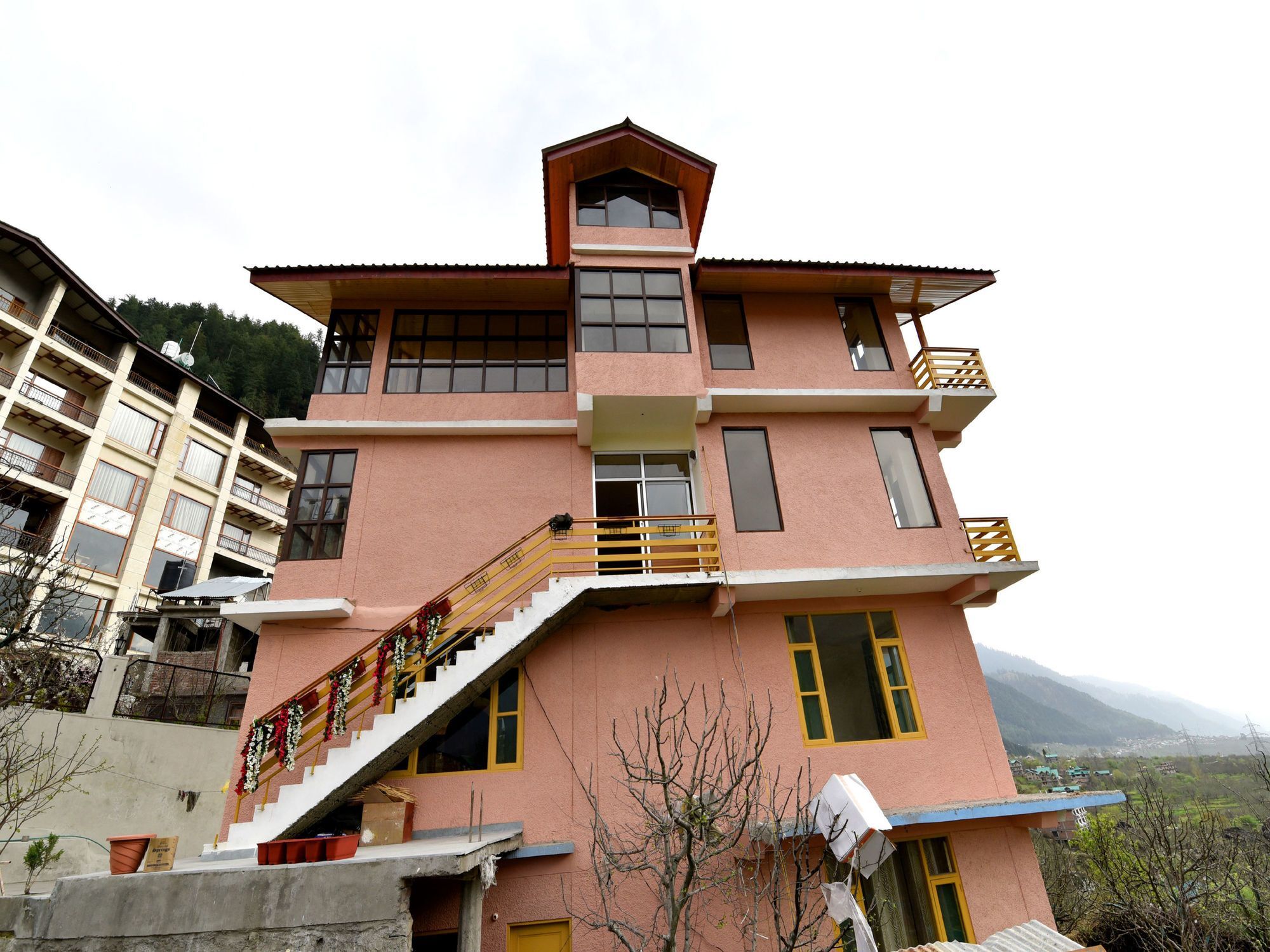 Oyo 13267 Hillside Valley Hotel 3*