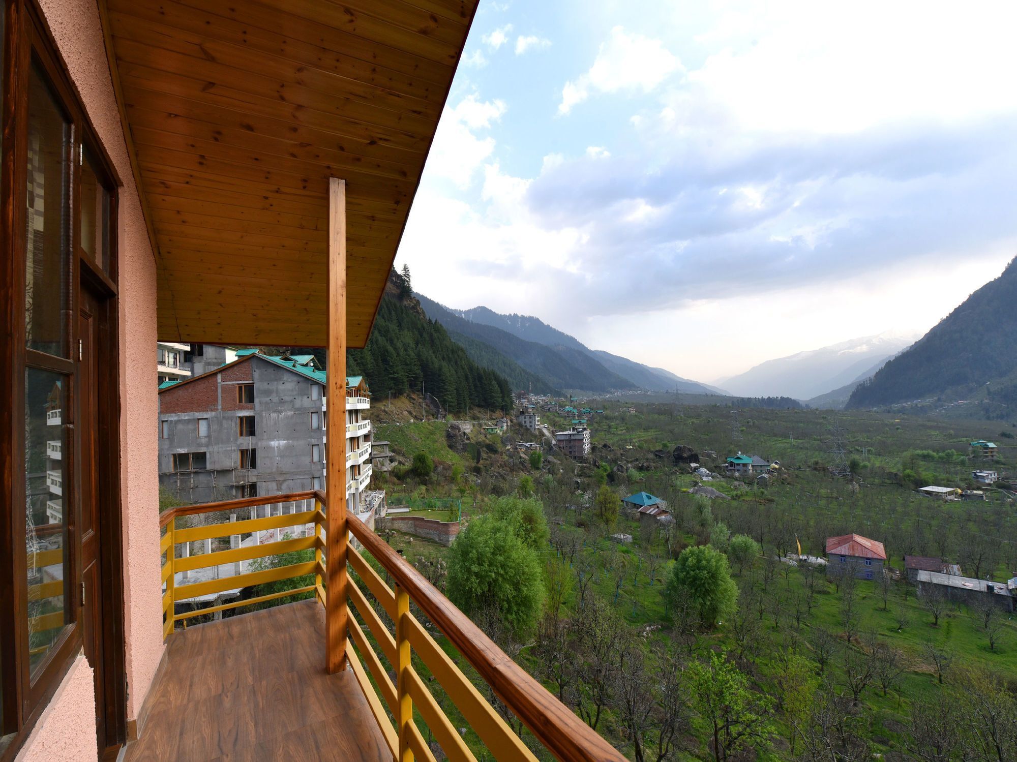 Hotel Oyo 13267 Hillside Valley Manali (Himachal Pradesh)