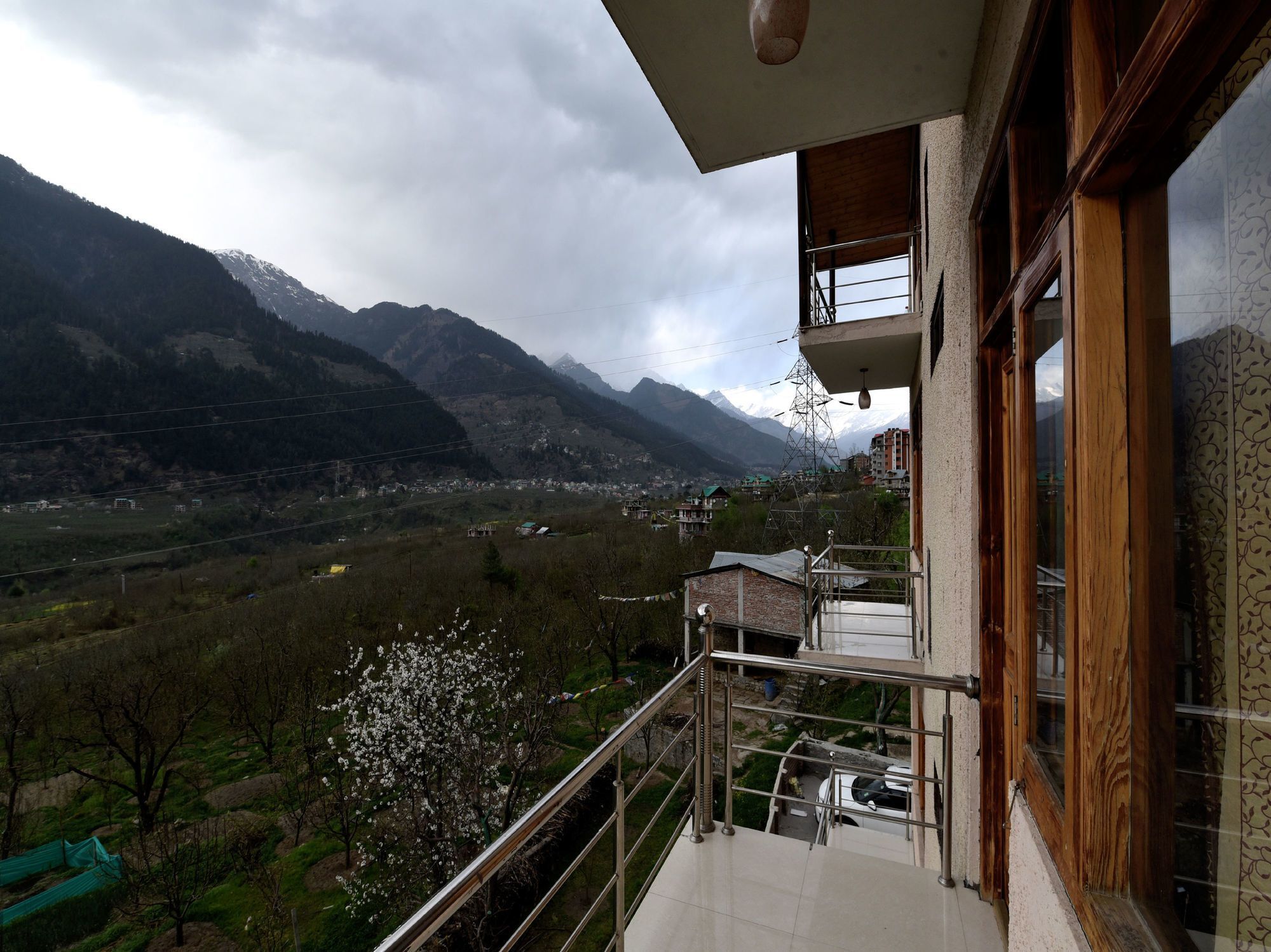 Hotel Oyo 13267 Hillside Valley