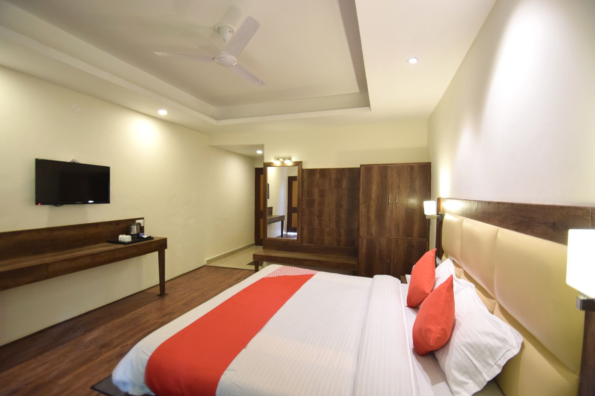 Oyo 11643 Sunrise Hotel Manali (Himachal Pradesh)
