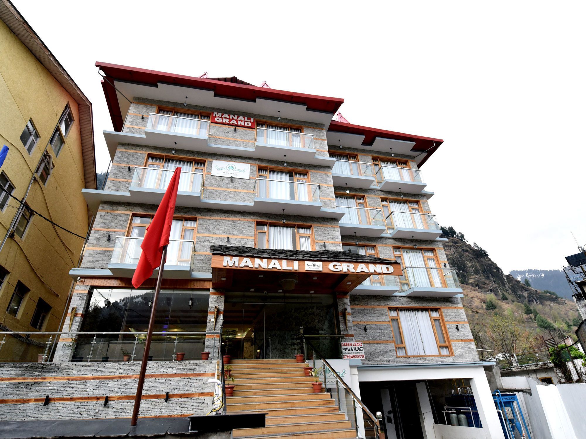 Oyo 13091 Grand Hotel 3*