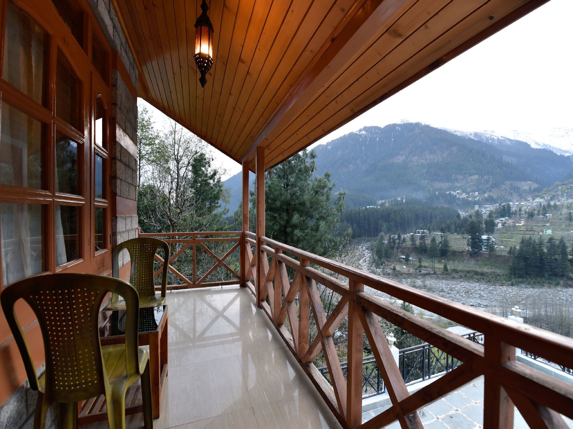 Hotel Oyo 13218 Hollywood Manali (Himachal Pradesh)