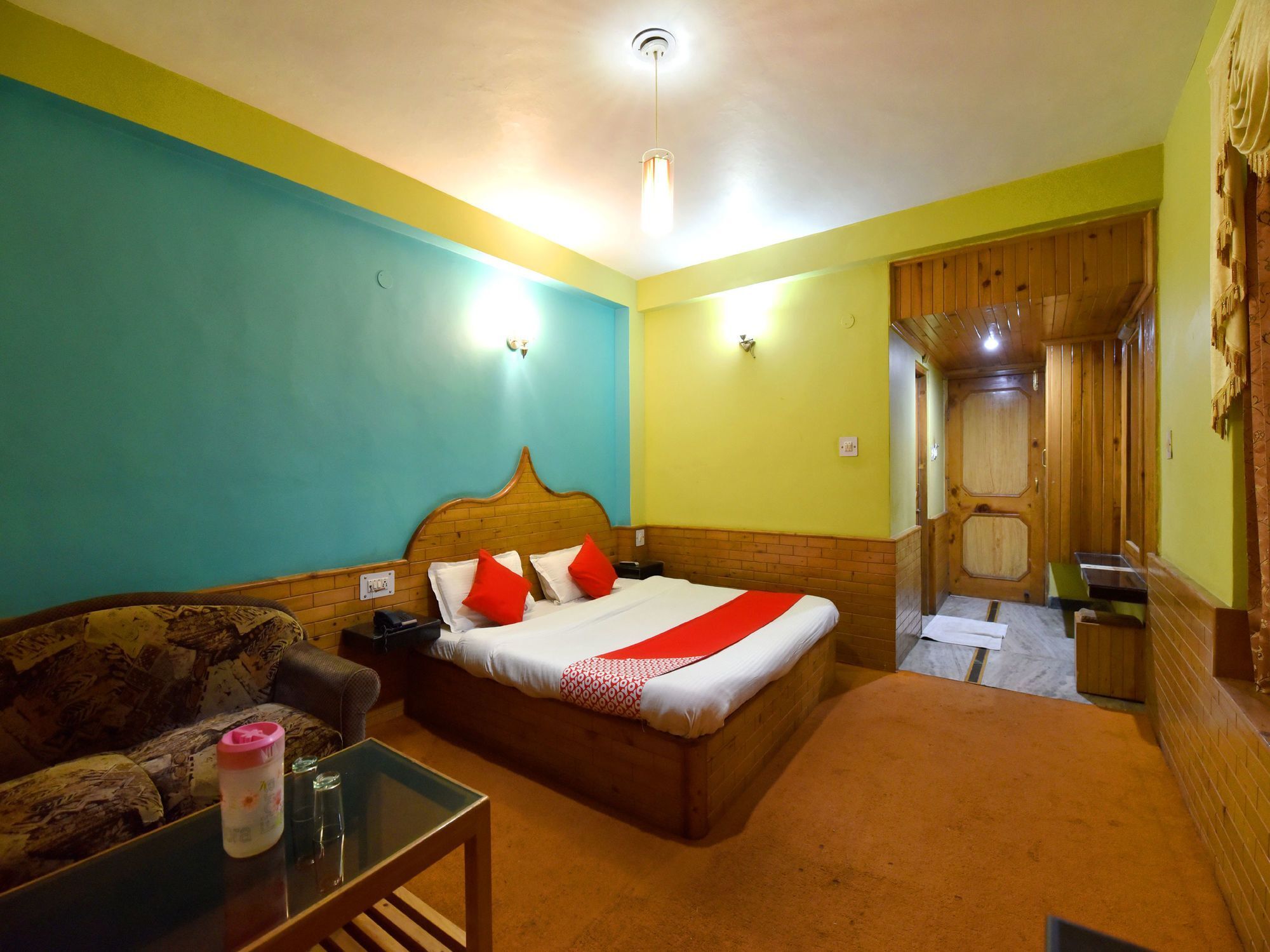 Oyo 13218 Hollywood Manali (Himachal Pradesh)
