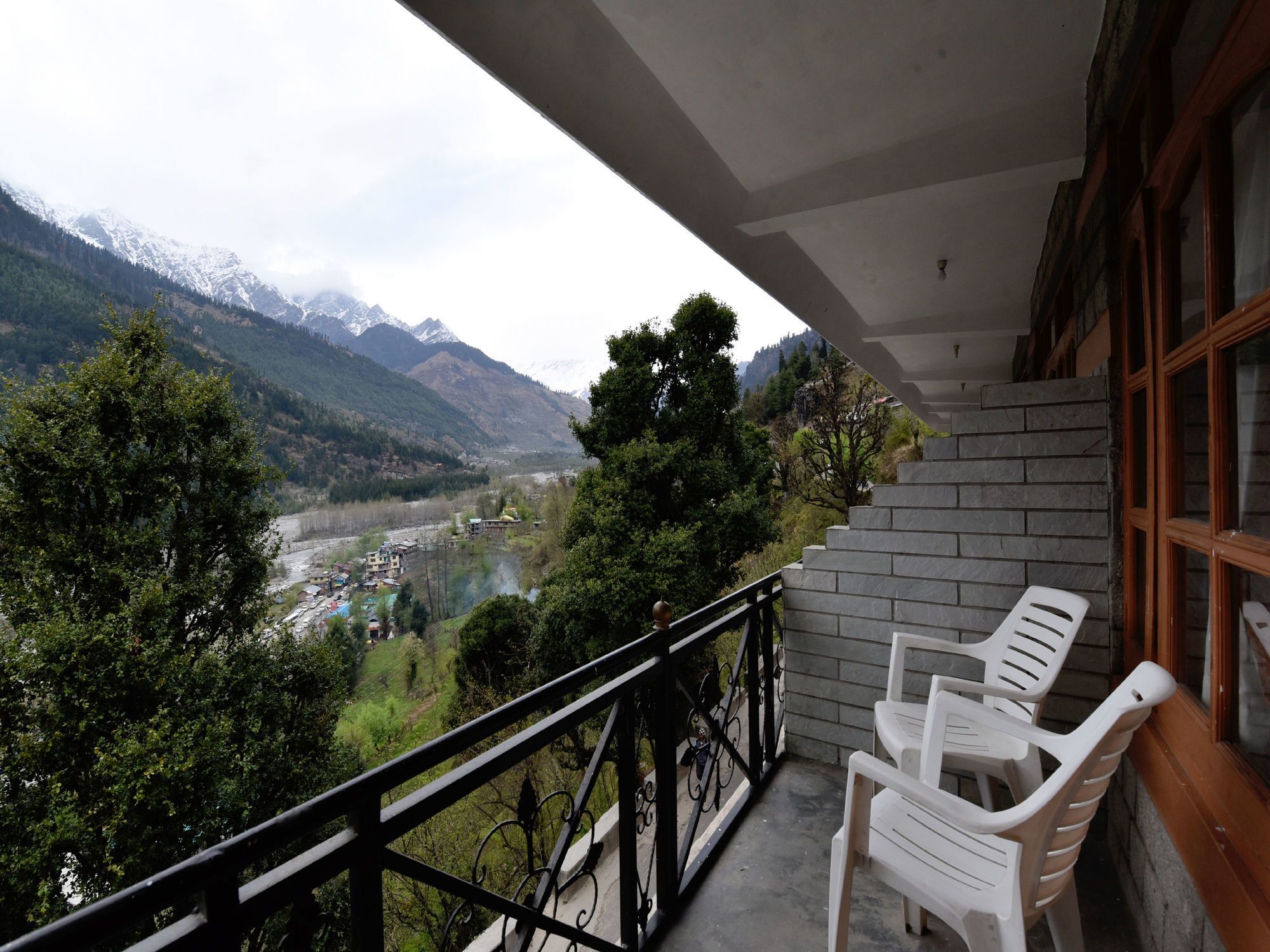 Hotel Oyo 13218 Hollywood Manali (Himachal Pradesh)