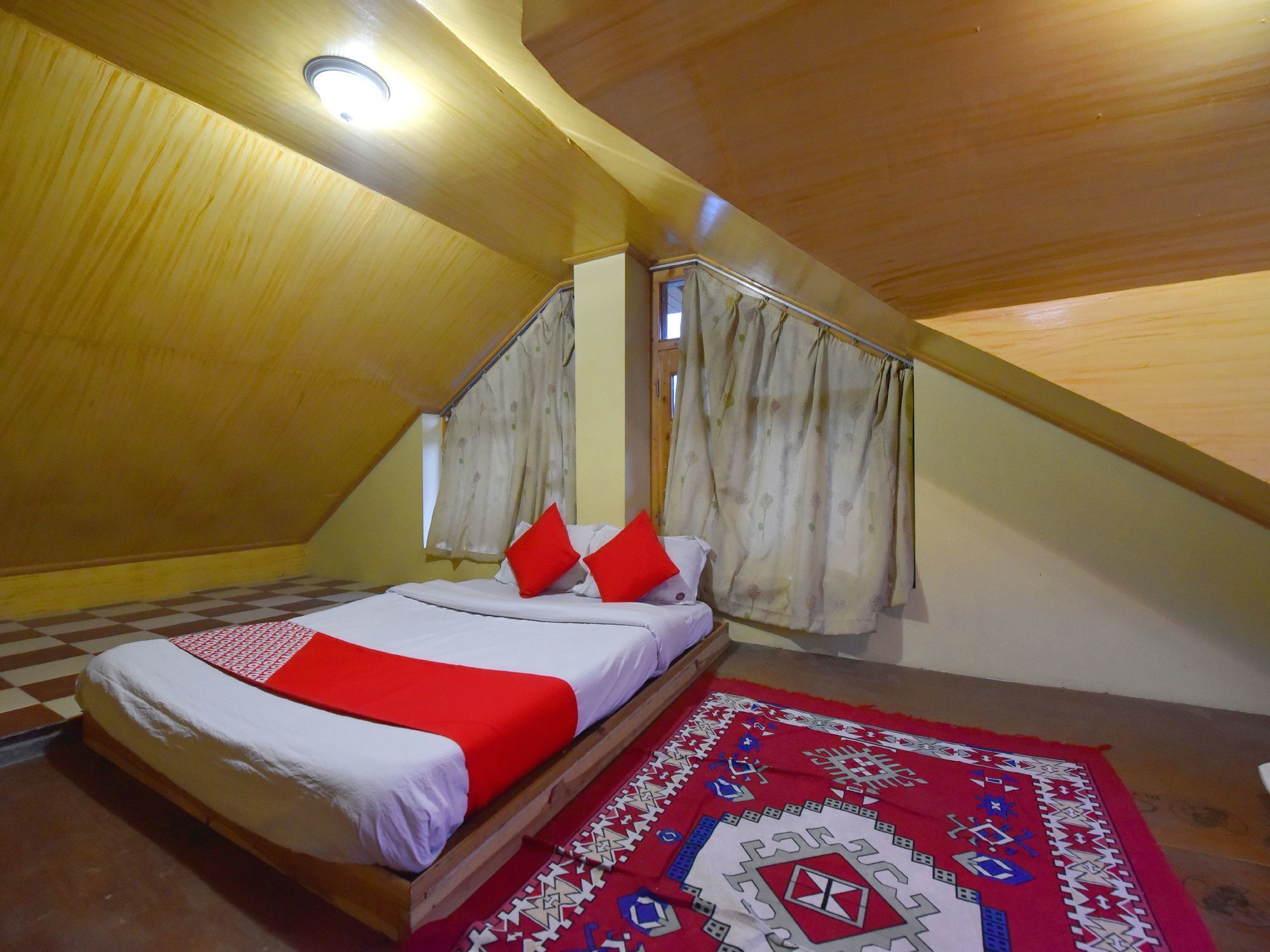 Hotel Oyo 13218 Hollywood Manali (Himachal Pradesh)