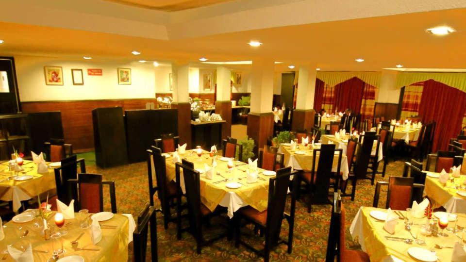 De Vivendi With 35000 Sqft Open Lawn With Bbq 4*