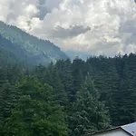 Hotel Old Manali With Balcony & Mountain View, Near Manali Club House
