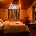Fluestern -A Boutique Hostel