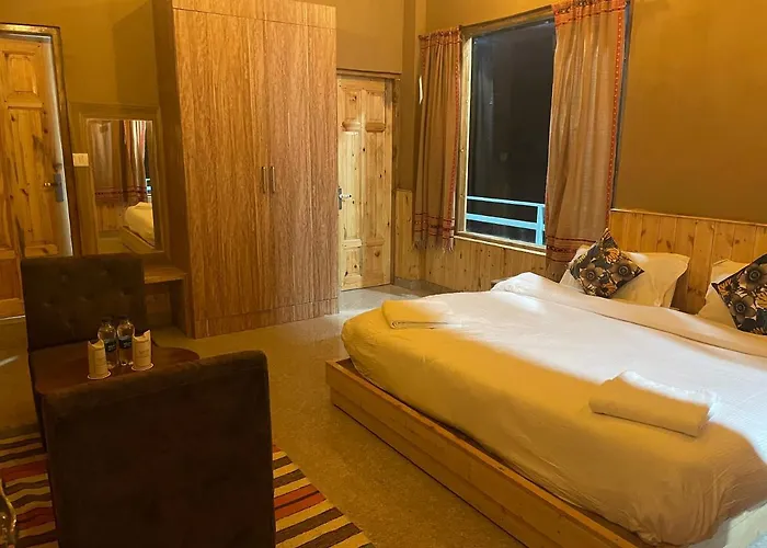 Hotel Old Manali With Balcony & Mountain View, Near Manali Club House