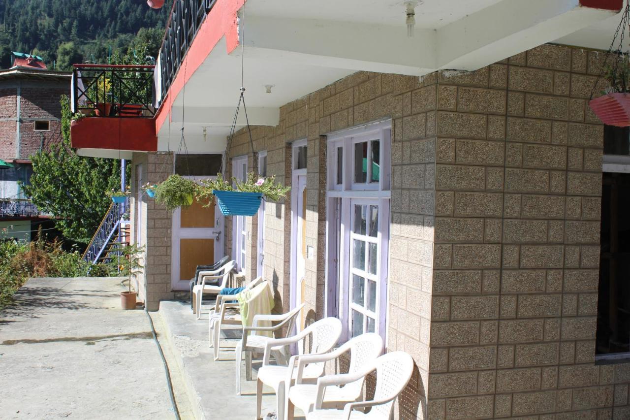 Hostel Lilly & Cafe *