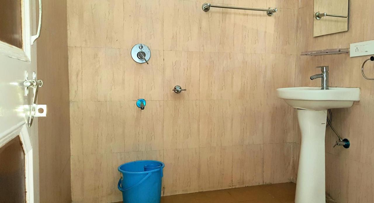 Lilly & Cafe Hostel Manali (Himachal Pradesh)