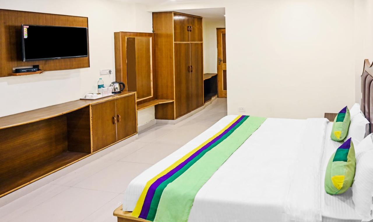 Treebo Dev With Valley View, Mall Road Hotel 3*