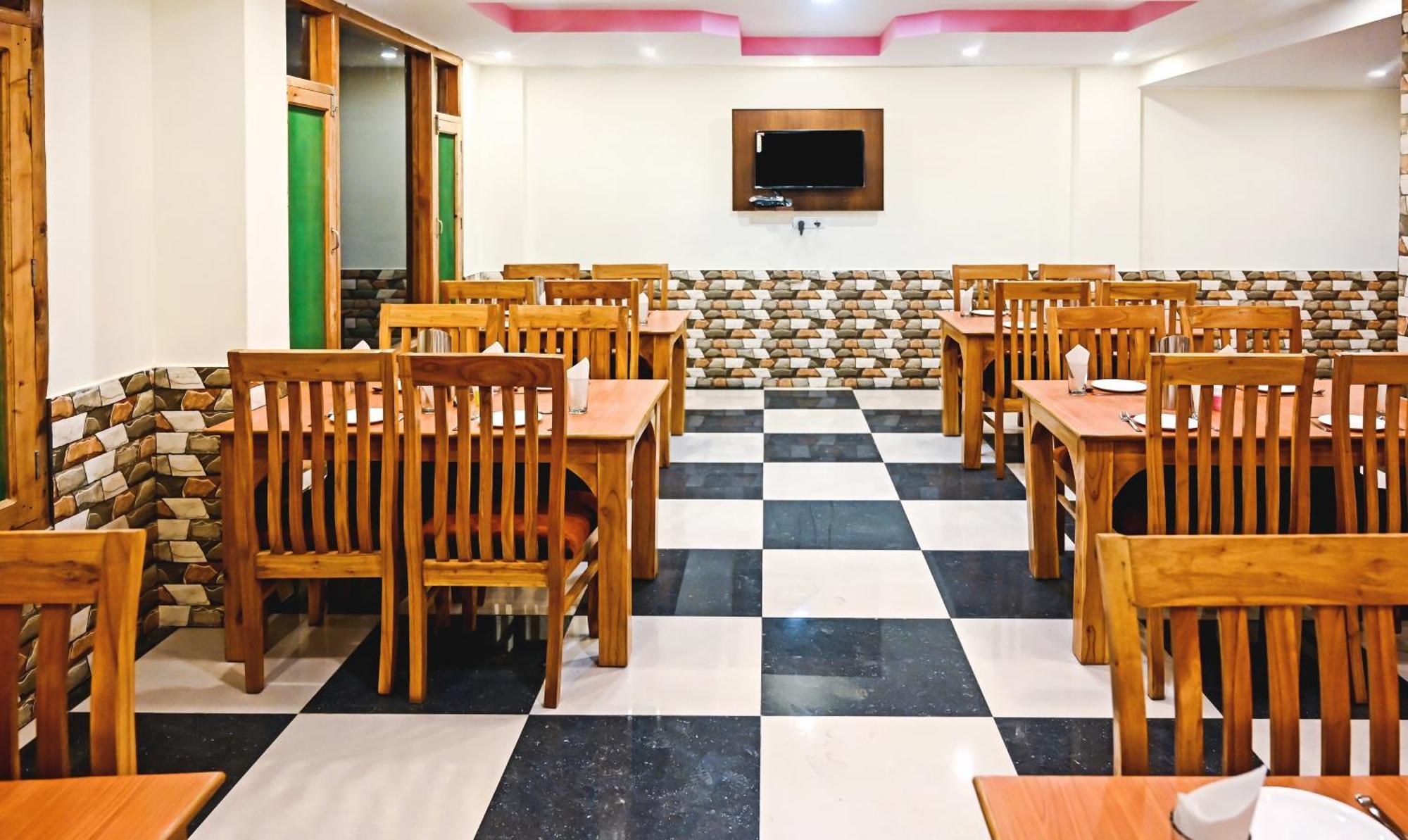 Treebo Dev With Valley View, Mall Road Hotel 3*