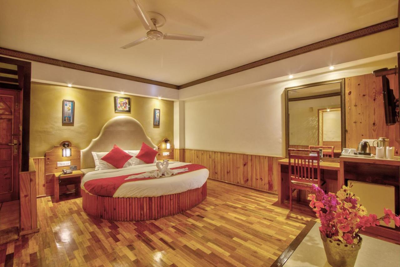 Kanishka 200m From Mall Road
