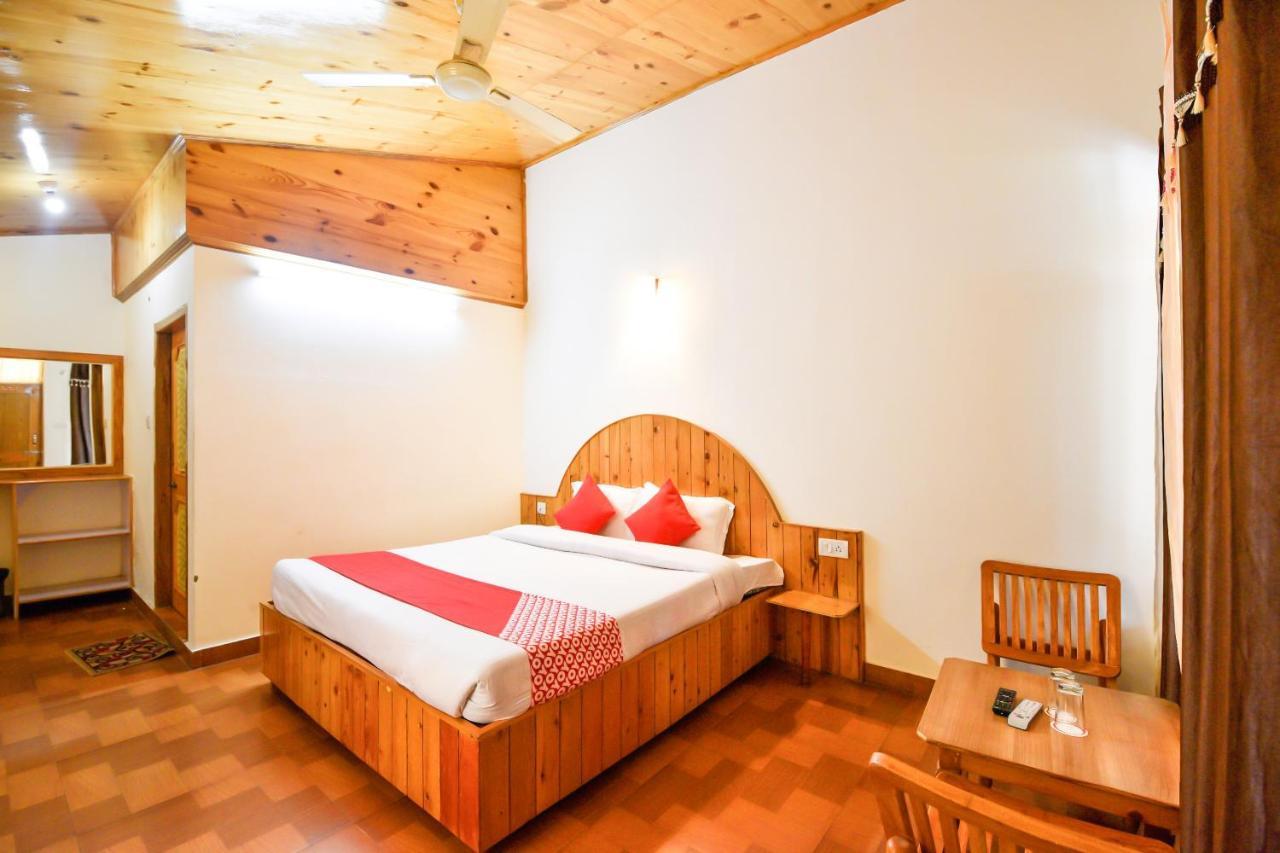 Hotel Oyo 7766 Thakur 2*