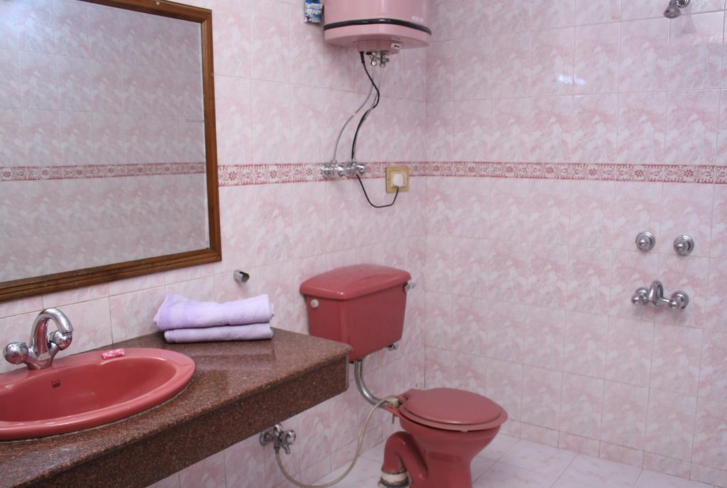 New Adarsh Hotel 2*
