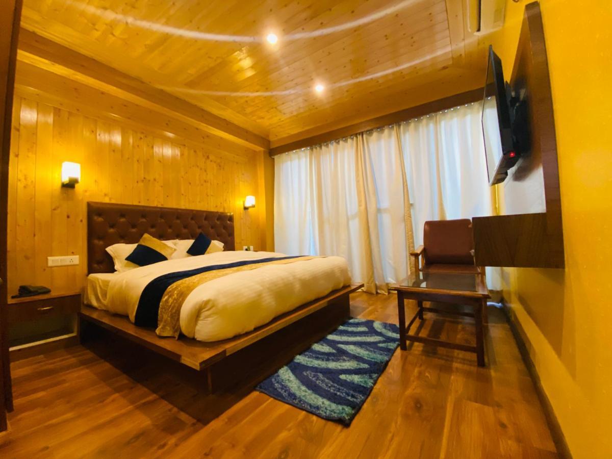 Apartment Vista Near Mall Road - Centrally Heated & Air Cooled *