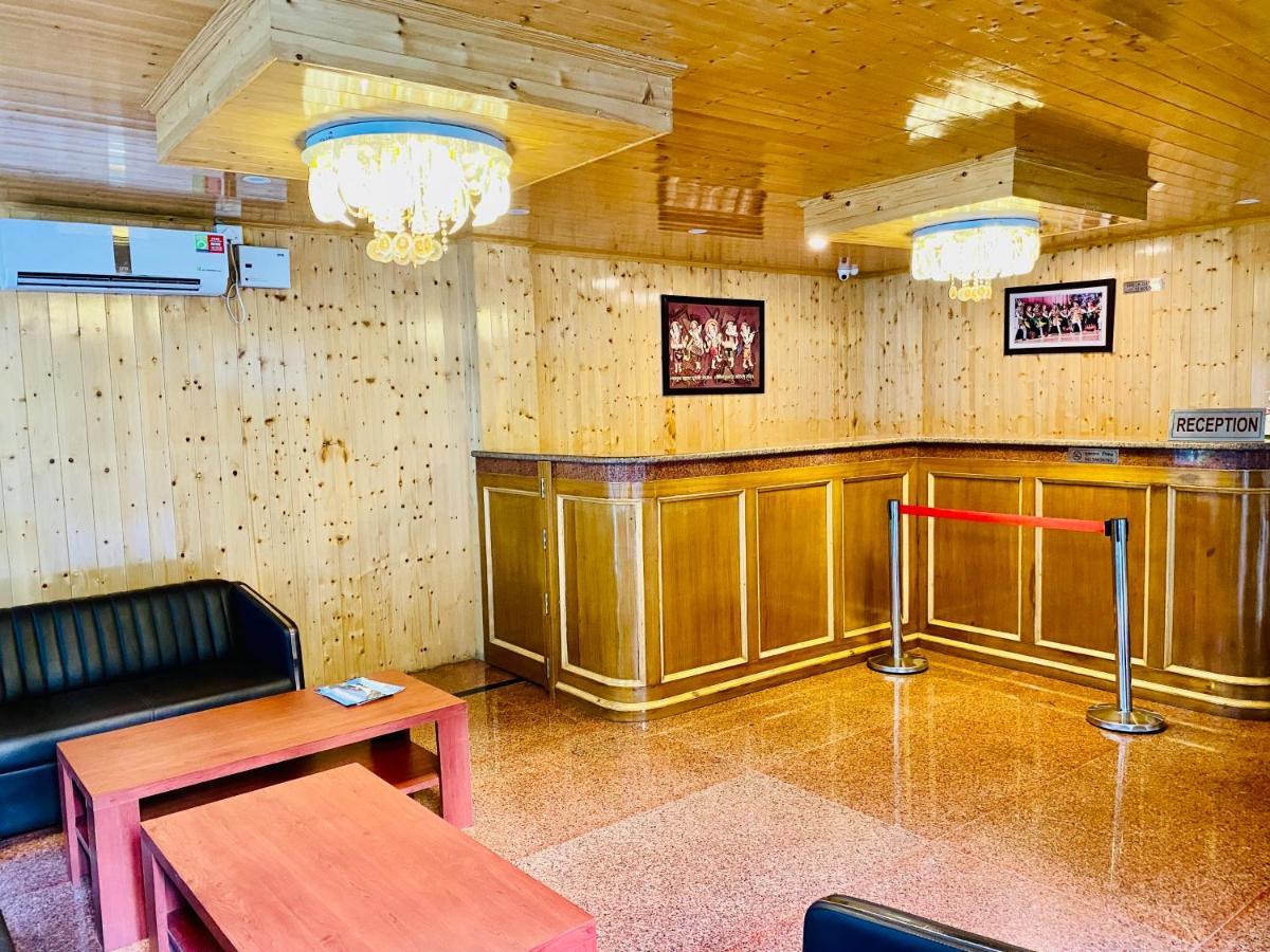 Apartment Vista Near Mall Road - Centrally Heated & Air Cooled *