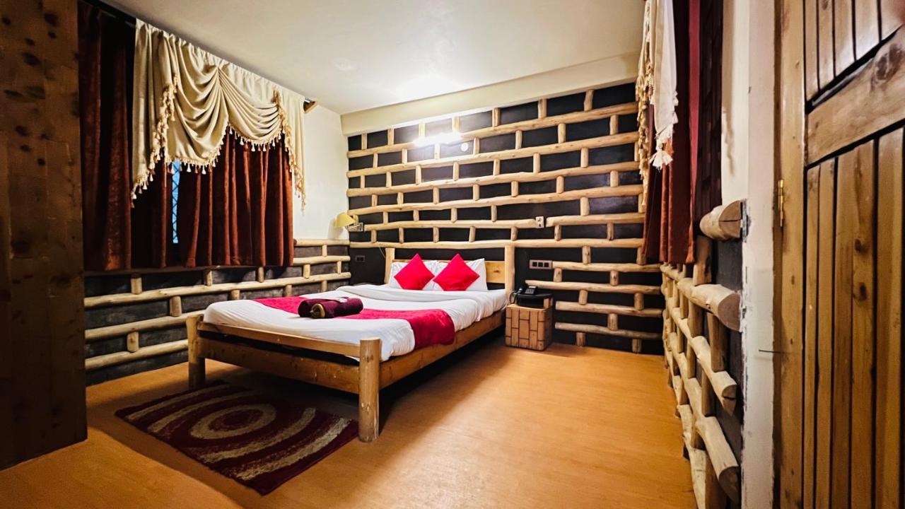 Outtown - #near Mall Road #premium #parking #lift #open Terrace #cafe #guest Preferred Manali (Himachal Pradesh)