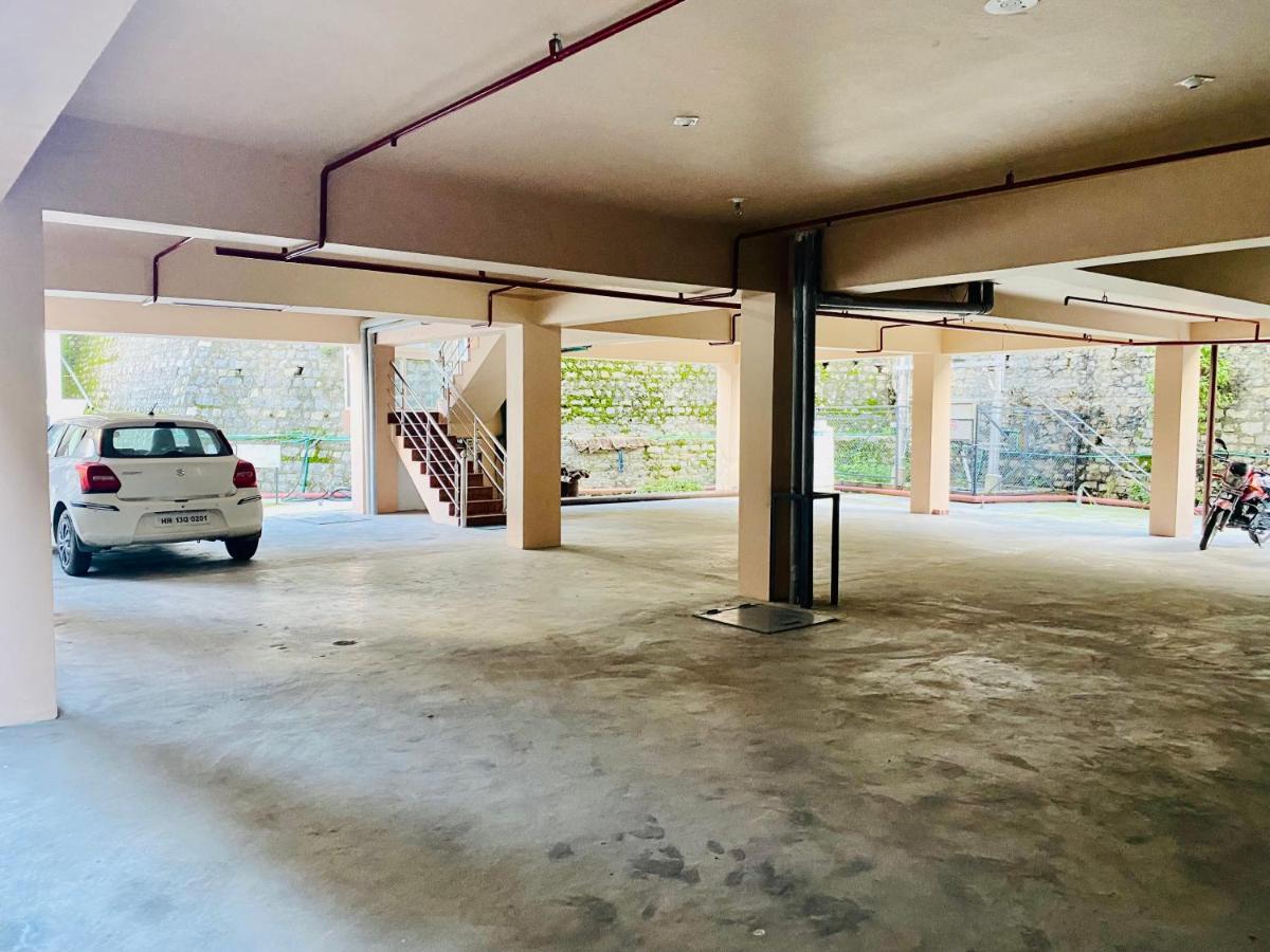 Apartment Vista Near Mall Road - Centrally Heated & Air Cooled *