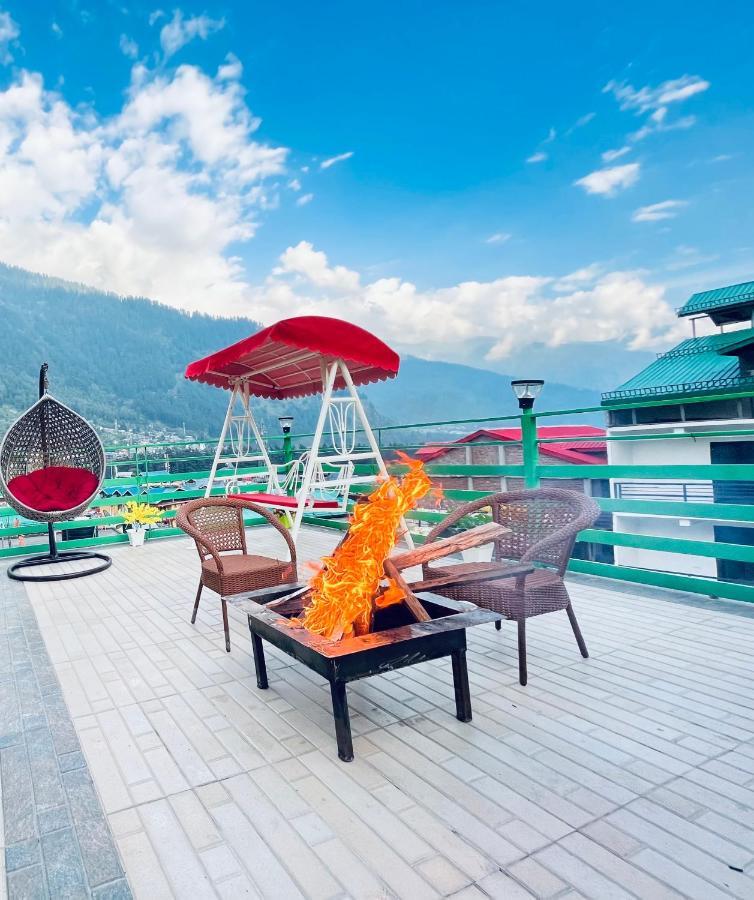 Vista Near Mall Road - Centrally Heated & Air Cooled Apartment