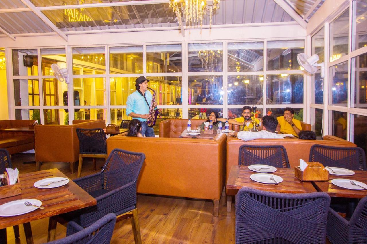 Hotel Paradise-the Whitehouse Cafe