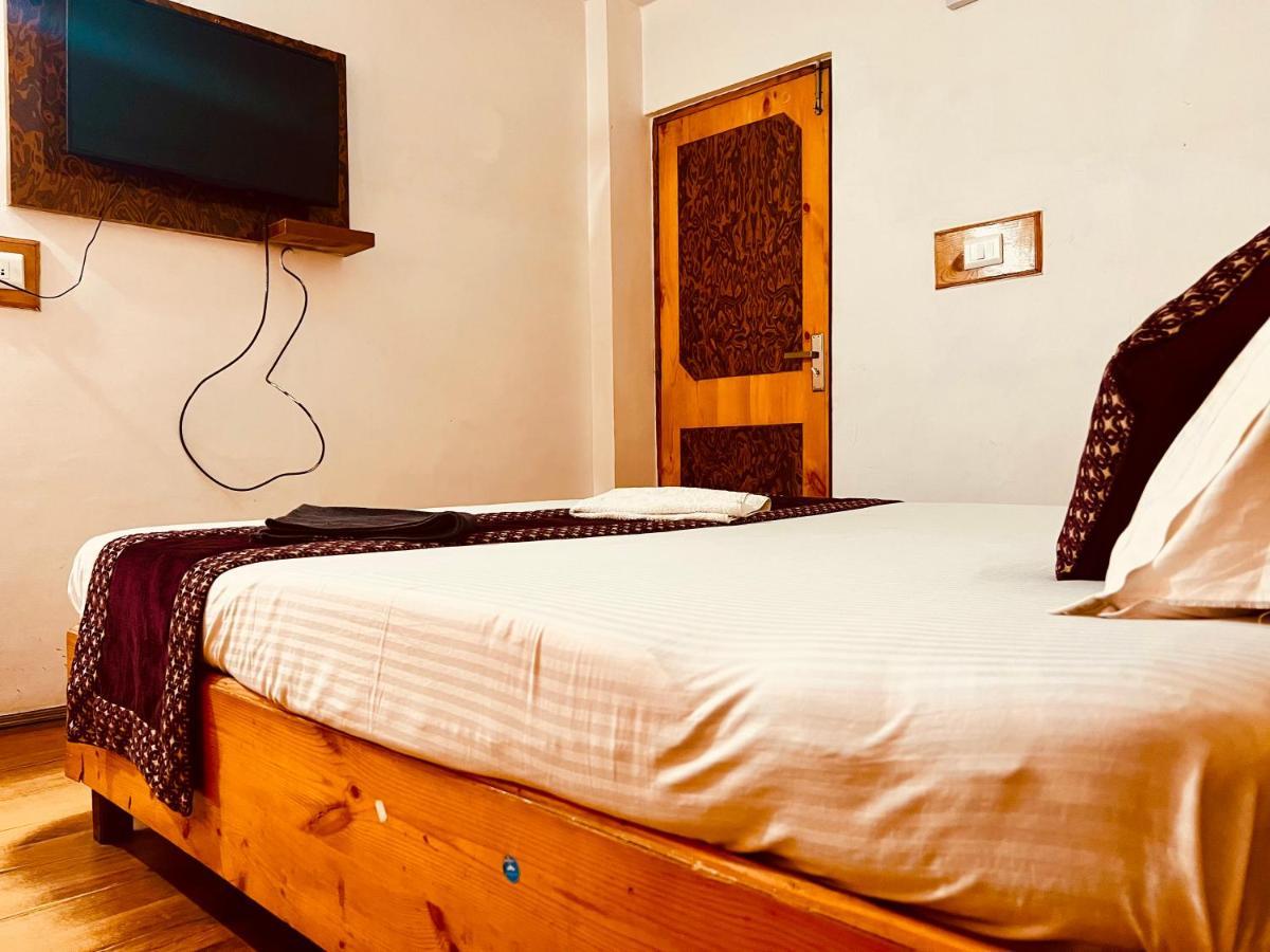 Solitaire - A Few Steps From Mall Road 4*