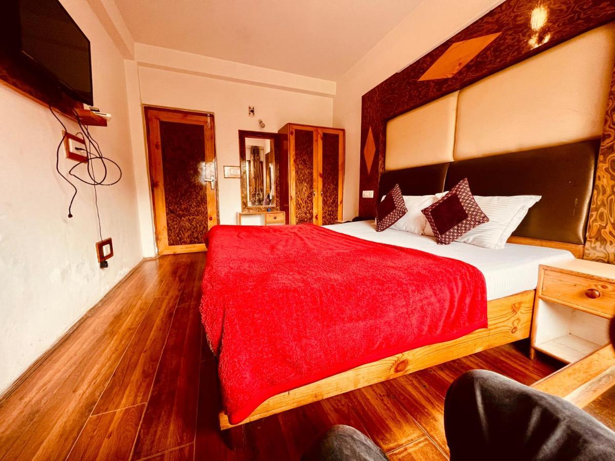 Solitaire - A Few Steps From Mall Road 4*