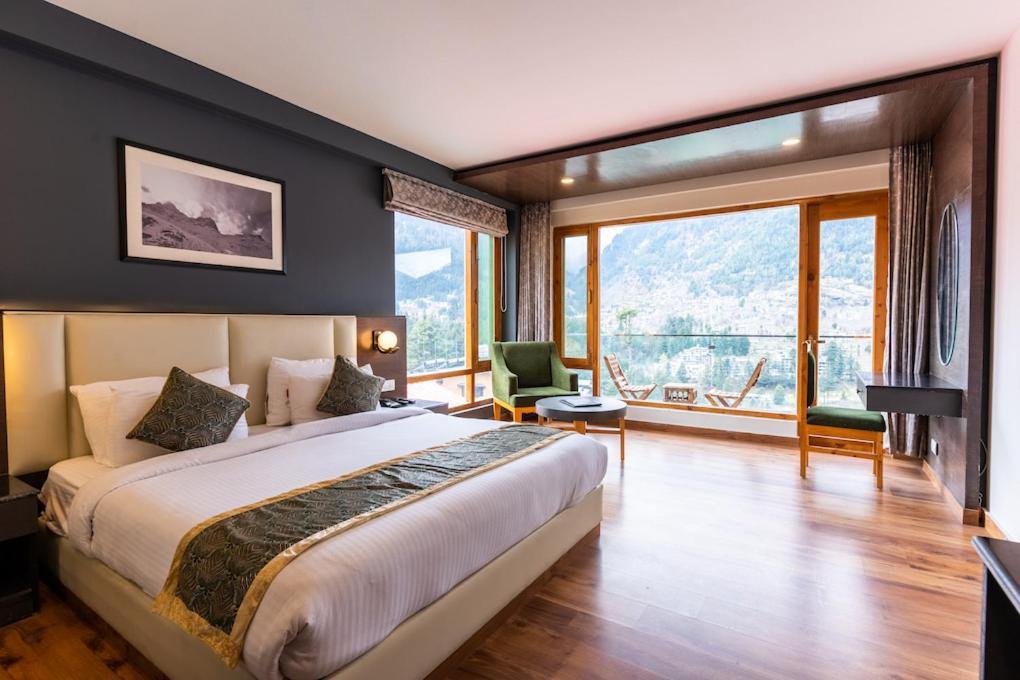 The Khar, Hotel