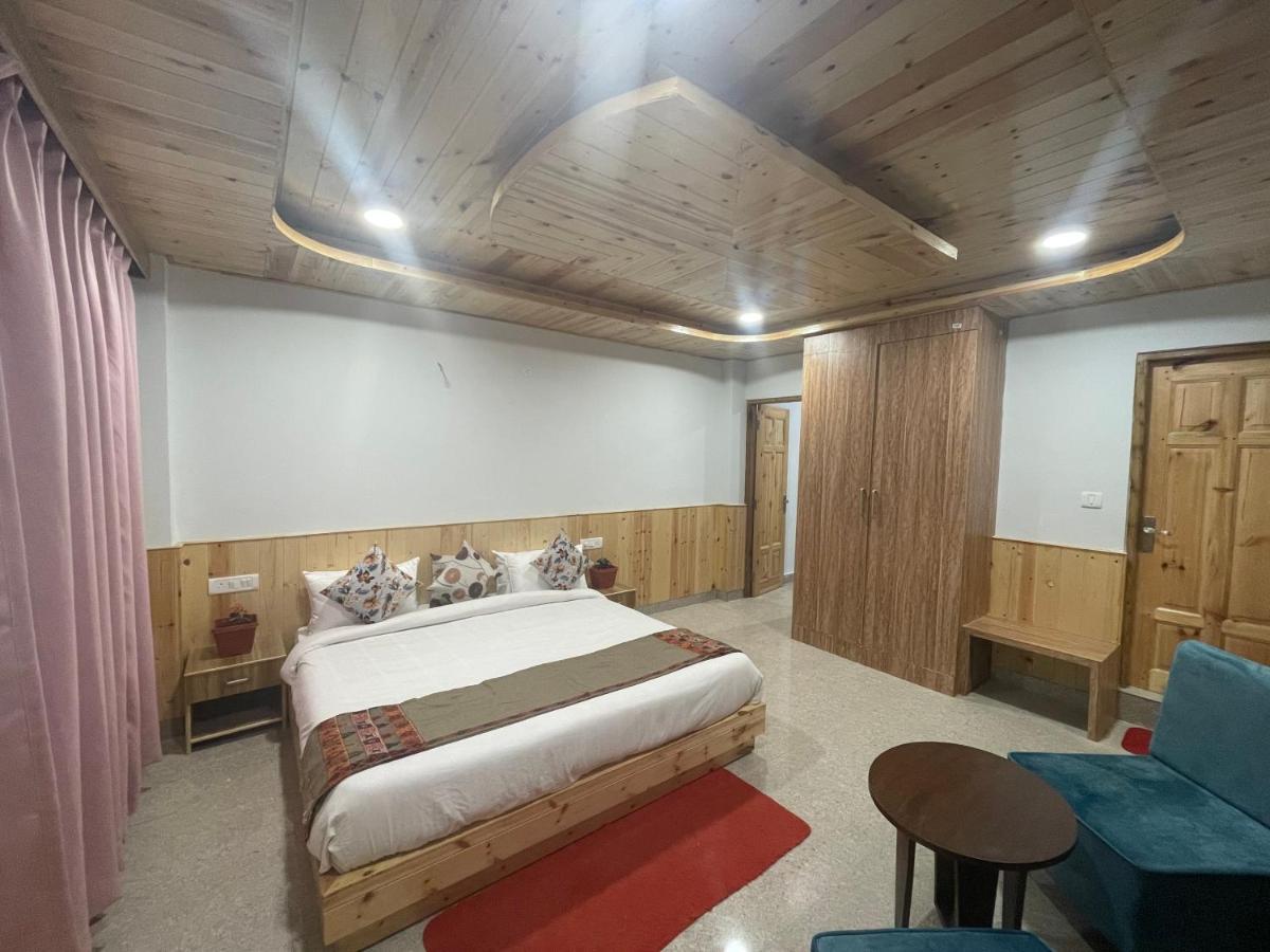 Hotel Old With Balcony & Mountain View, Near Club House Manali (Himachal Pradesh)