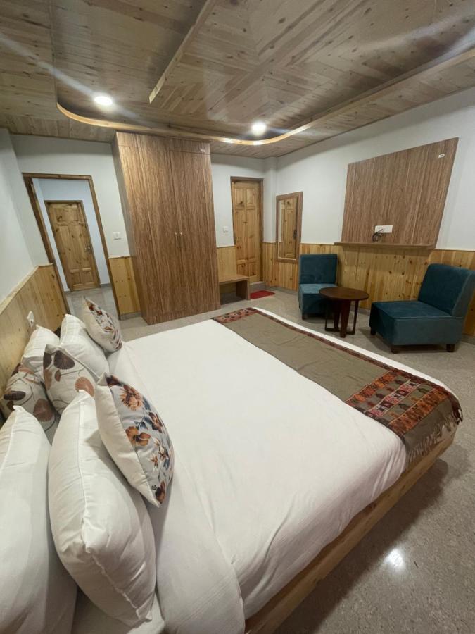 Hotel Old With Balcony & Mountain View, Near Club House 3*